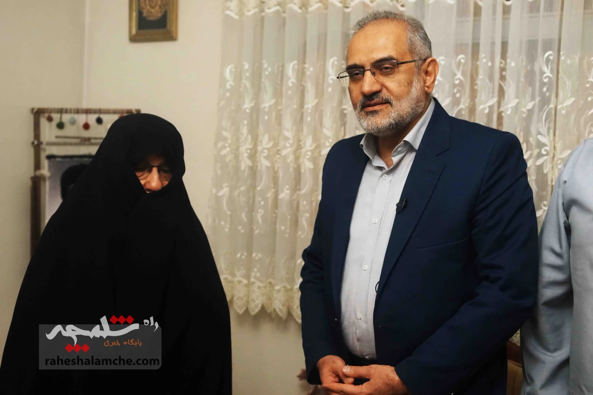 حضور سیدمحمد حسینی در منزل سه شهید +تصاویر — تصویر 4