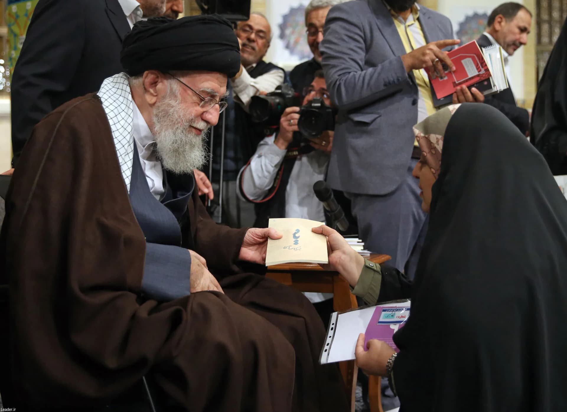 دیدار شاعران با رهبر انقلاب +تصاویر — تصویر 21