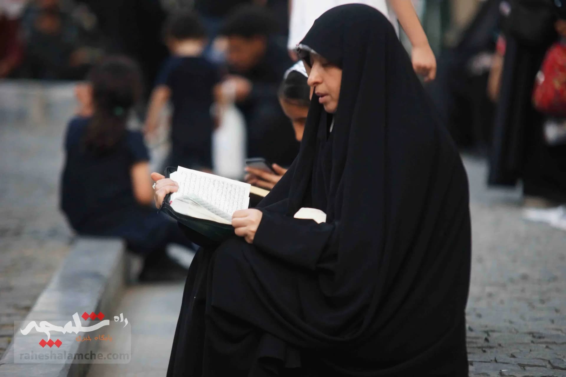 طنین دعای پرفیض عرفه در خیابان 17 شهریور تهران — تصویر 17
