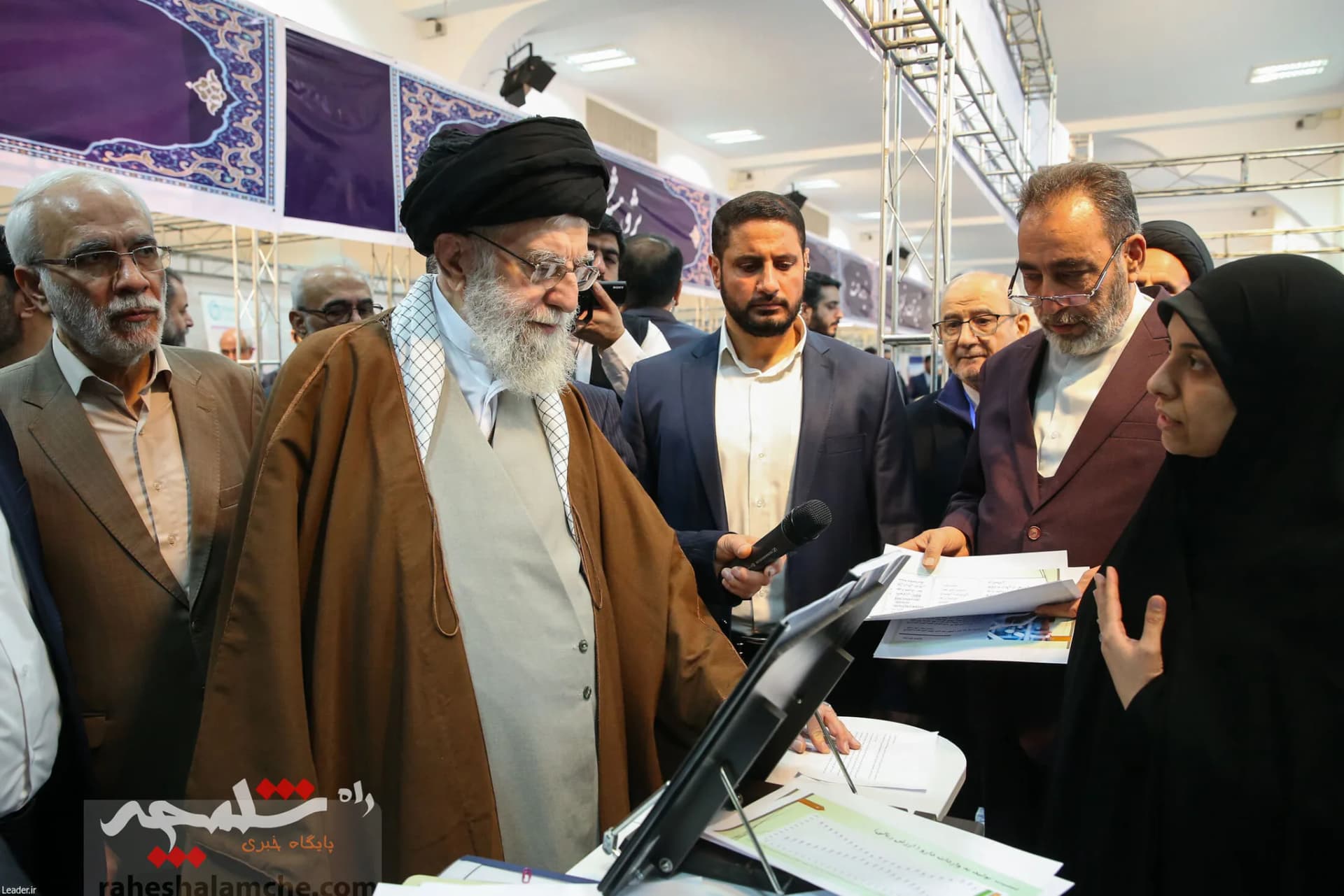 بازدید رهبر انقلاب از نمایشگاه توانمندیها و دستاوردهای بخش خصوصی +تصاویر — تصویر 44