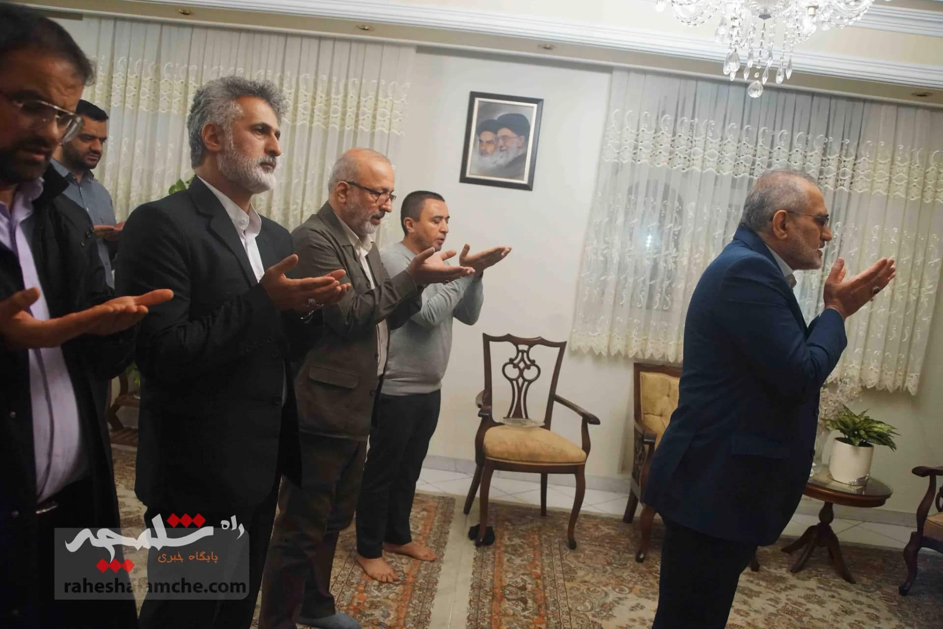 حضور سیدمحمد حسینی در منزل سه شهید +تصاویر — تصویر 22