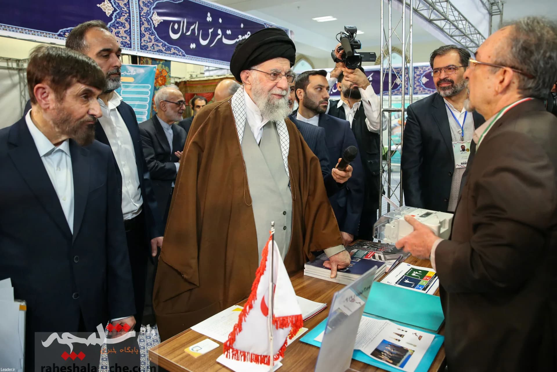 بازدید رهبر انقلاب از نمایشگاه توانمندیها و دستاوردهای بخش خصوصی +تصاویر — تصویر 12