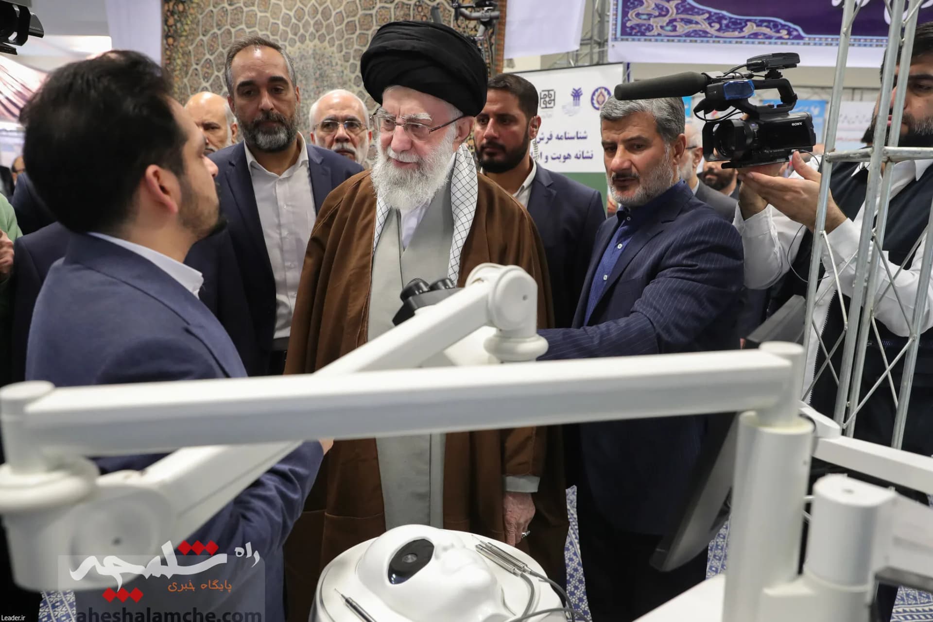 بازدید رهبر انقلاب از نمایشگاه توانمندیها و دستاوردهای بخش خصوصی +تصاویر — تصویر 40