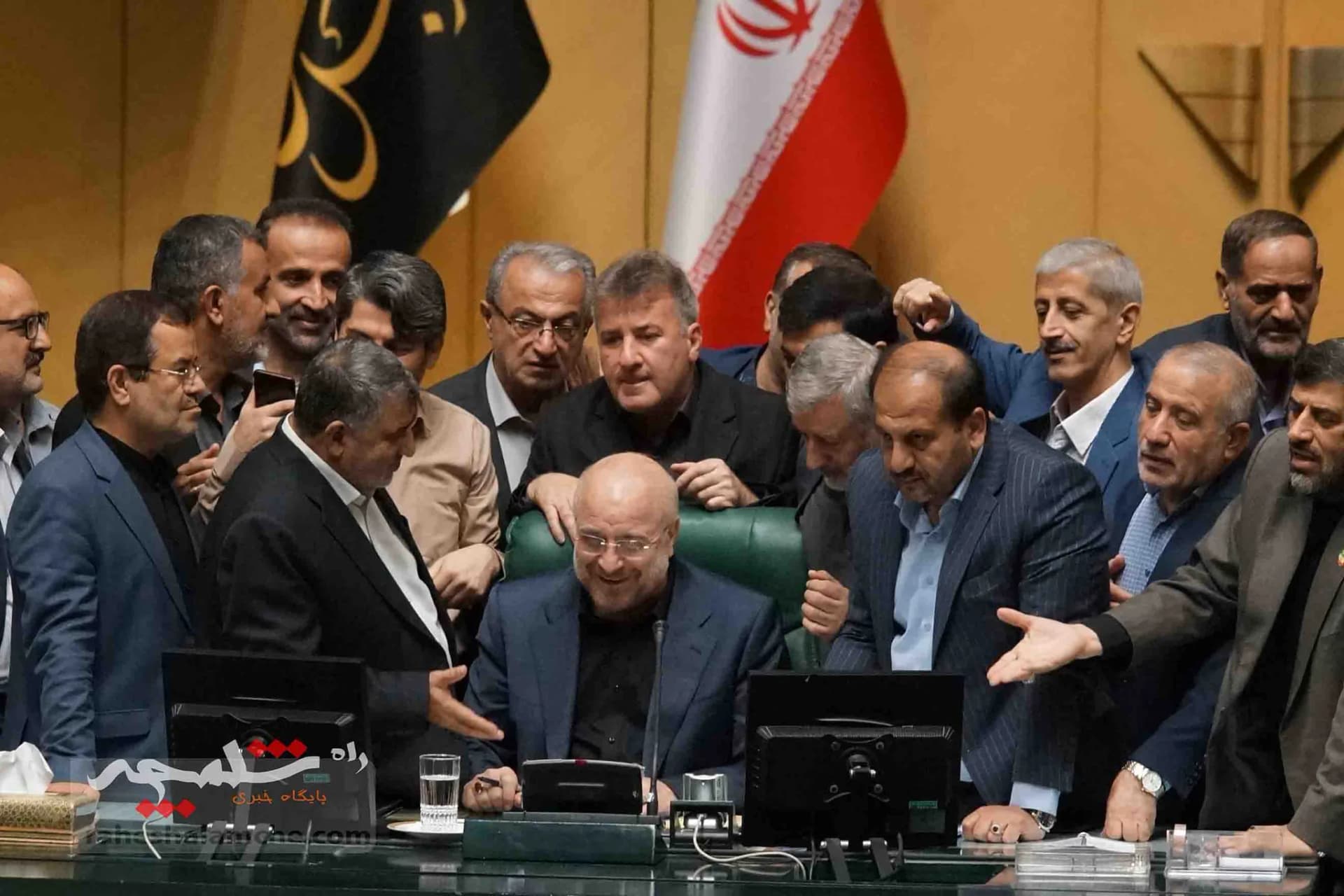تحصن نمایندگان شمالی در صحن علنی امروز مجلس +تصاویر — تصویر 11