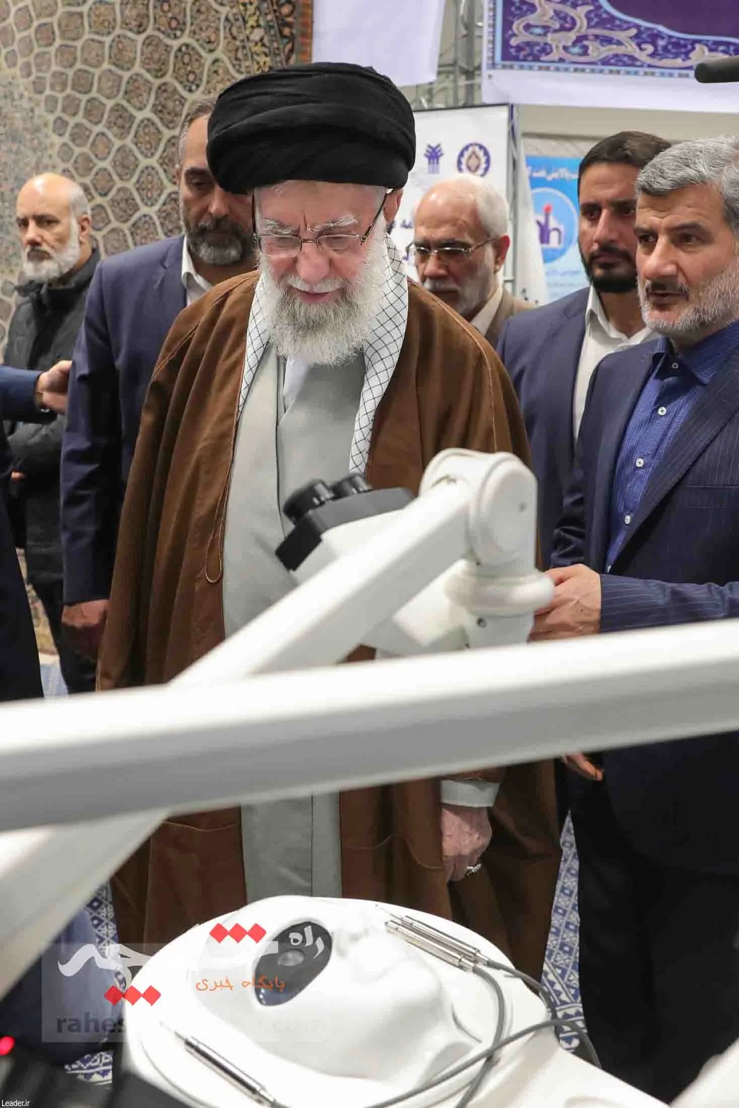 بازدید رهبر انقلاب از نمایشگاه توانمندیها و دستاوردهای بخش خصوصی +تصاویر — تصویر 20