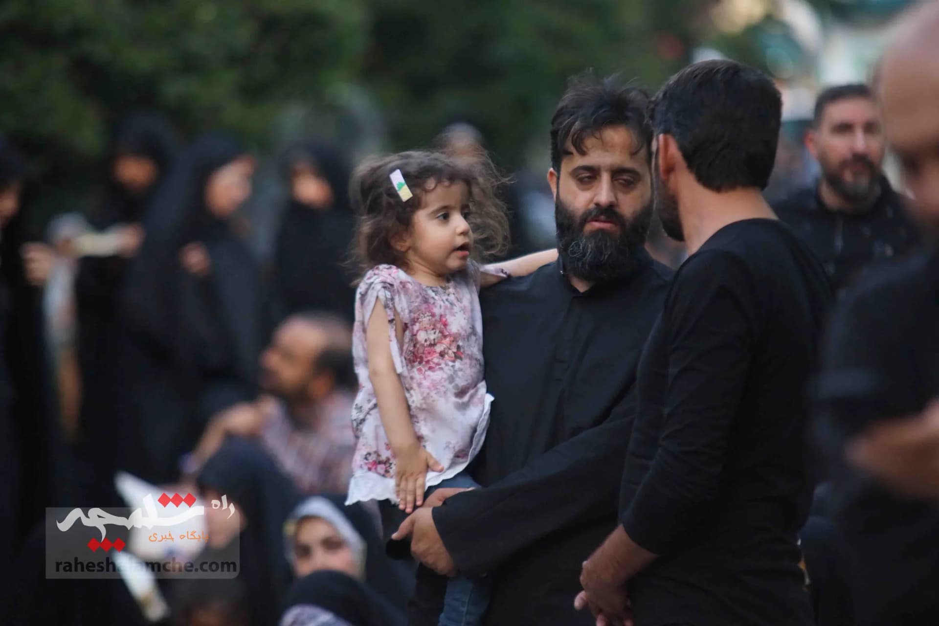 طنین دعای پرفیض عرفه در خیابان 17 شهریور تهران — تصویر 12