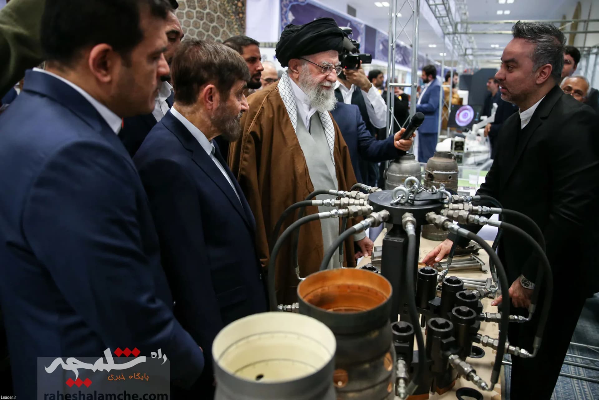 بازدید رهبر انقلاب از نمایشگاه توانمندیها و دستاوردهای بخش خصوصی +تصاویر — تصویر 50