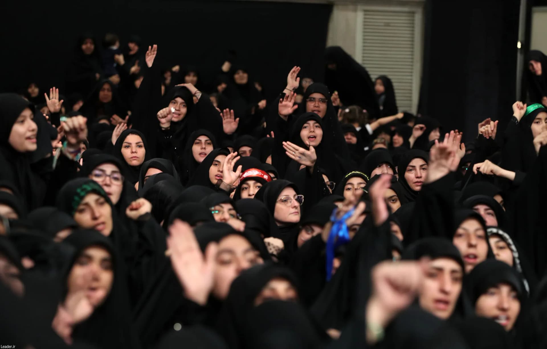 مراسم شام غریبان سیدالشهد(ع) با حضور رهبر انقلاب +تصاویر — تصویر 49