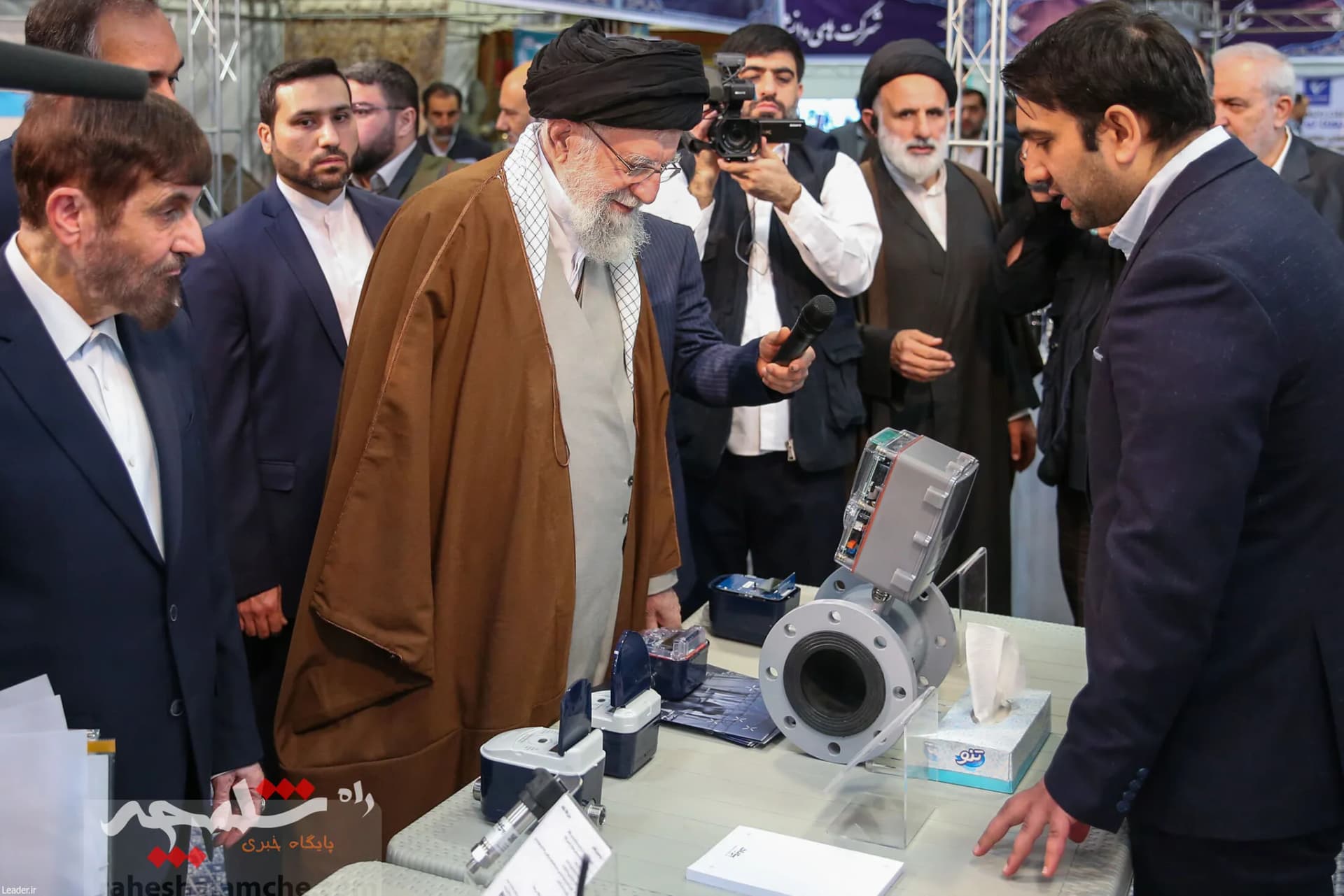 بازدید رهبر انقلاب از نمایشگاه توانمندیها و دستاوردهای بخش خصوصی +تصاویر — تصویر 27