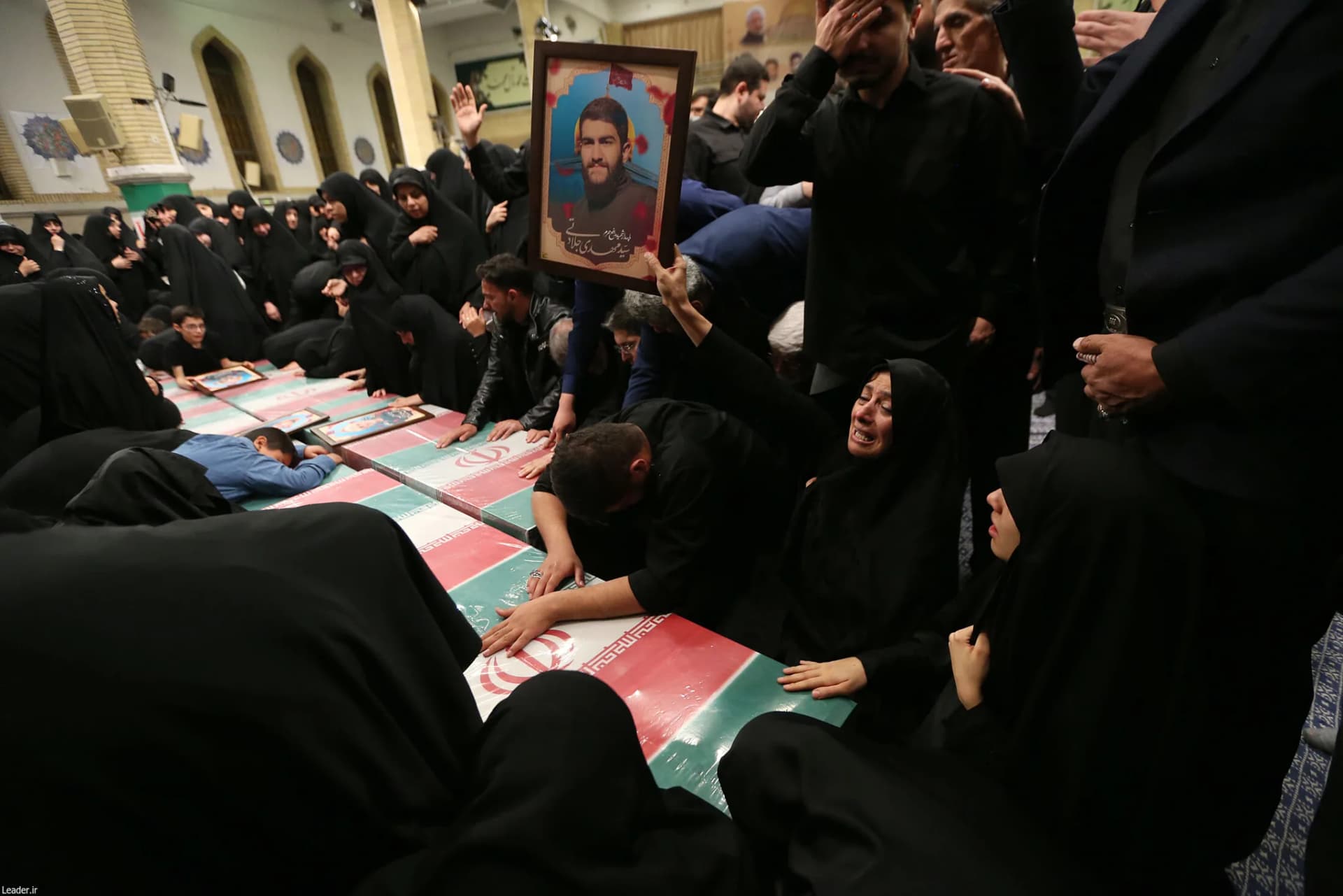 اقامه نماز رهبر انقلاب بر پیکر ۷ شهید راه قدس +تصاویر — تصویر 12