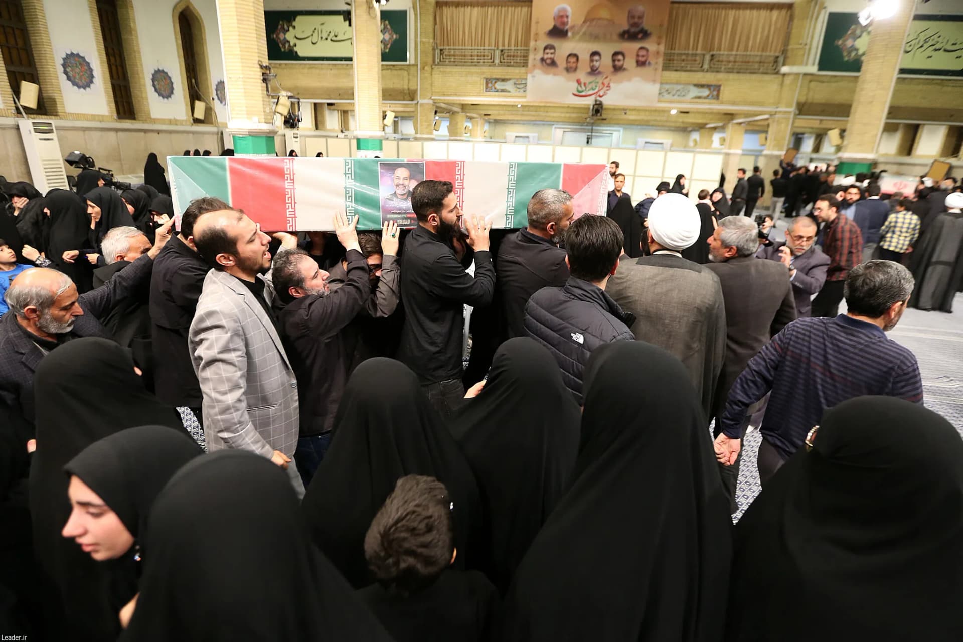 اقامه نماز رهبر انقلاب بر پیکر ۷ شهید راه قدس +تصاویر — تصویر 19