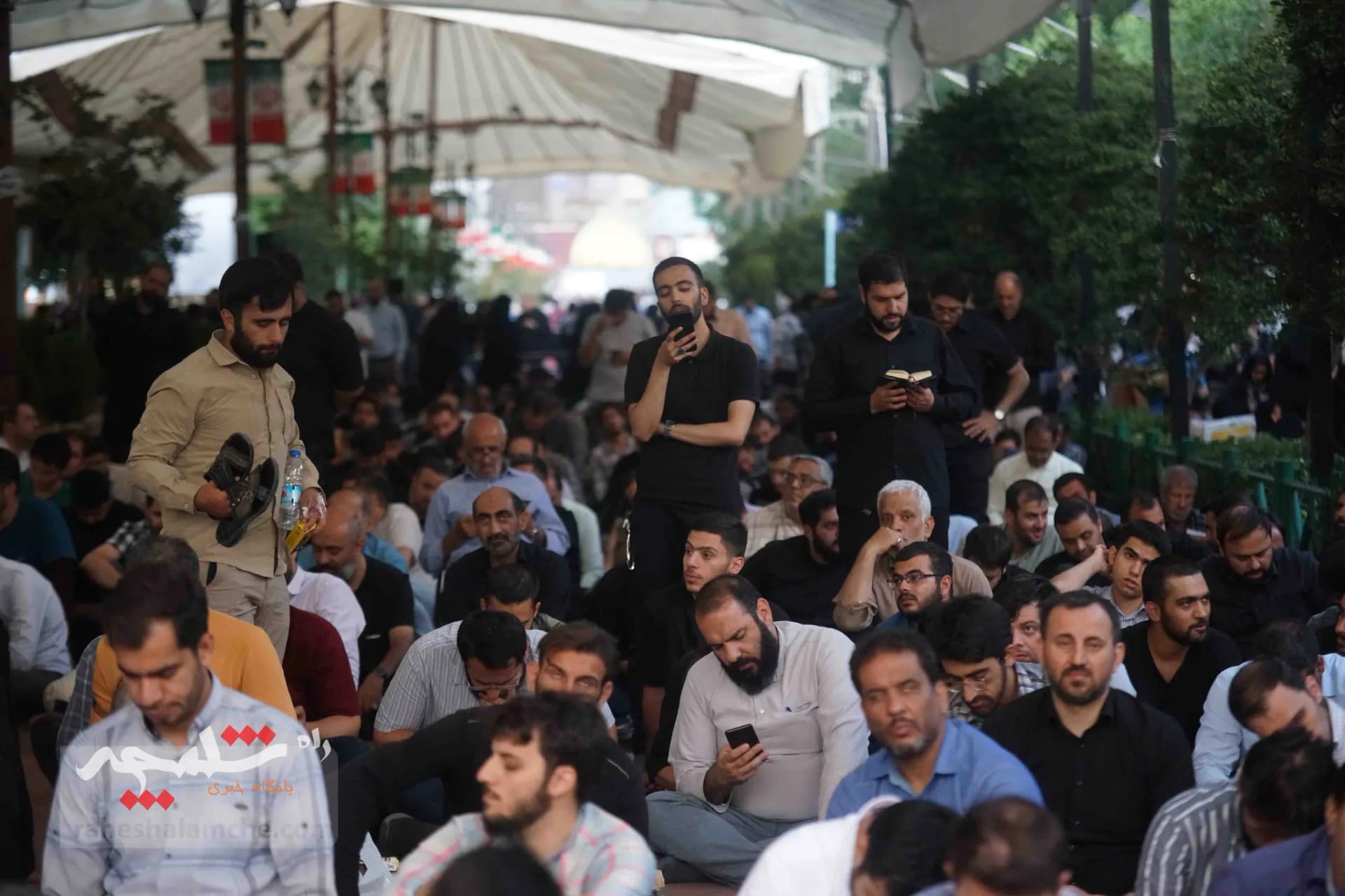 طنین دعای پرفیض عرفه در خیابان 17 شهریور تهران — تصویر 3