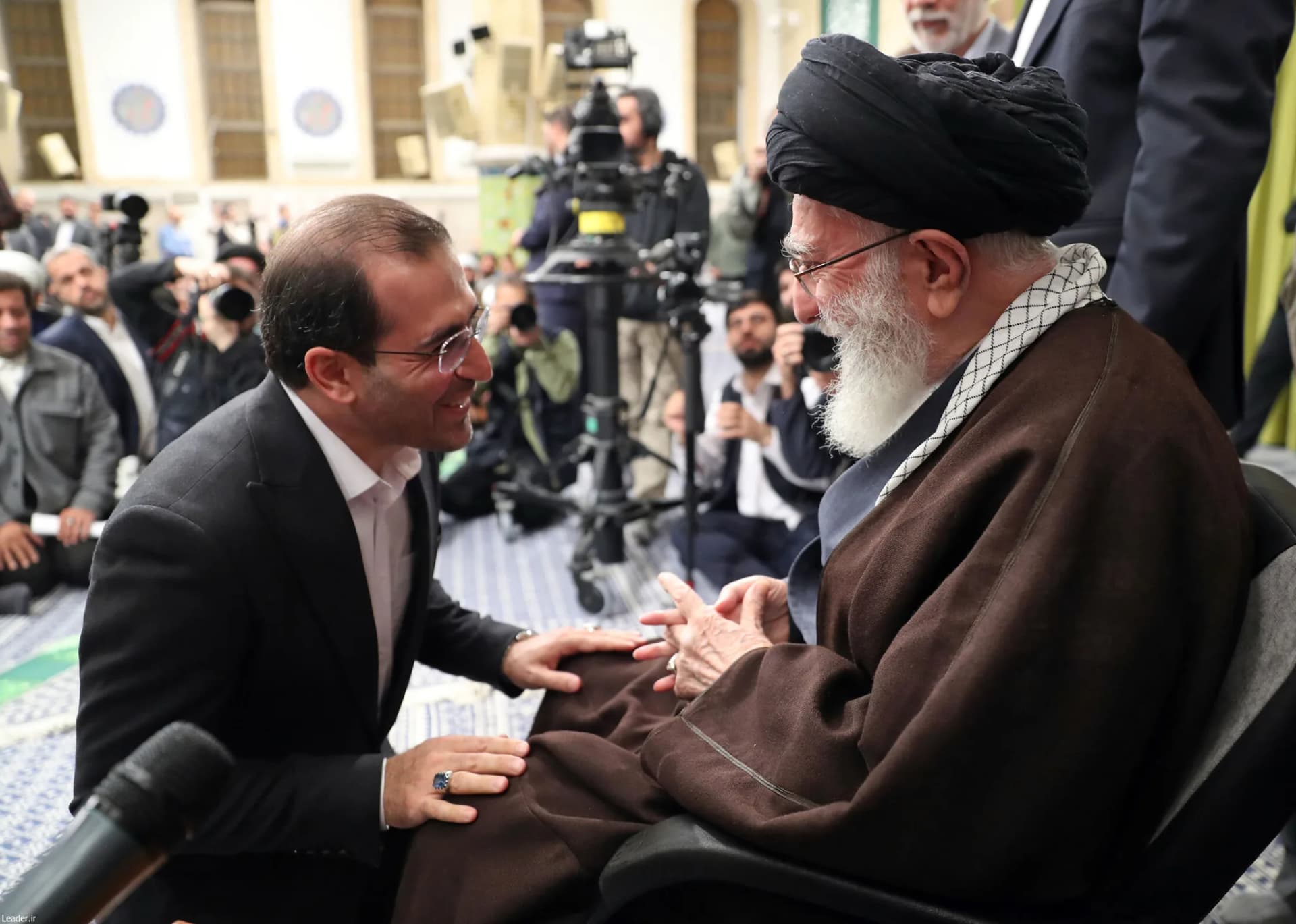 دیدار شاعران با رهبر انقلاب +تصاویر — تصویر 14