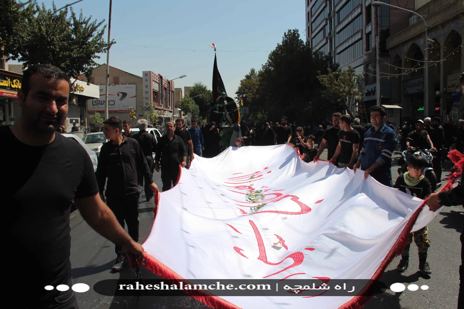 بزرگ ترین کاروان علامت کشی و دسته عزاداری بنیاسد در تهران/ تصاویر — تصویر 6
