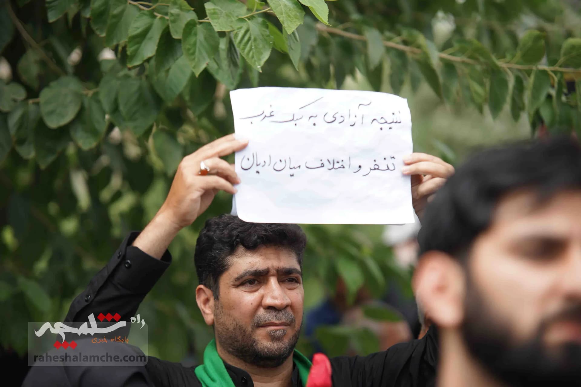 نمازگزاران تهرانی، اهانت مجدد به قرآن کریم در سوئد را محکوم کردند +تصاویر — تصویر 28