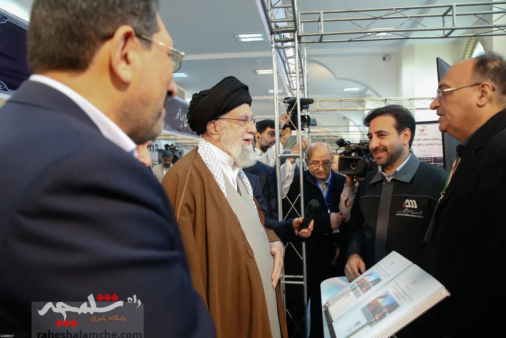 بازدید رهبر انقلاب از نمایشگاه توانمندیها و دستاوردهای بخش خصوصی +تصاویر — تصویر 49