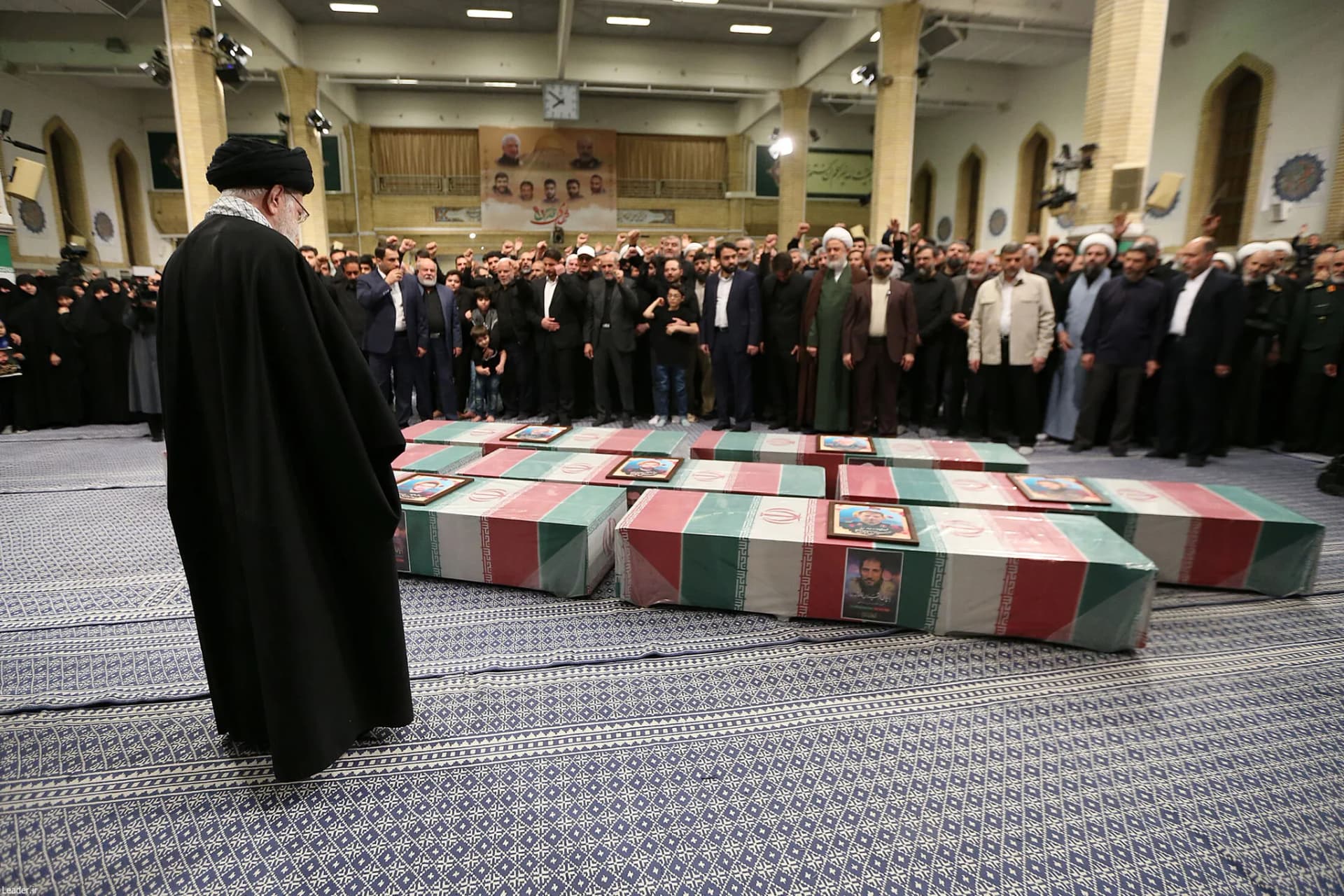 اقامه نماز رهبر انقلاب بر پیکر ۷ شهید راه قدس +تصاویر — تصویر 10