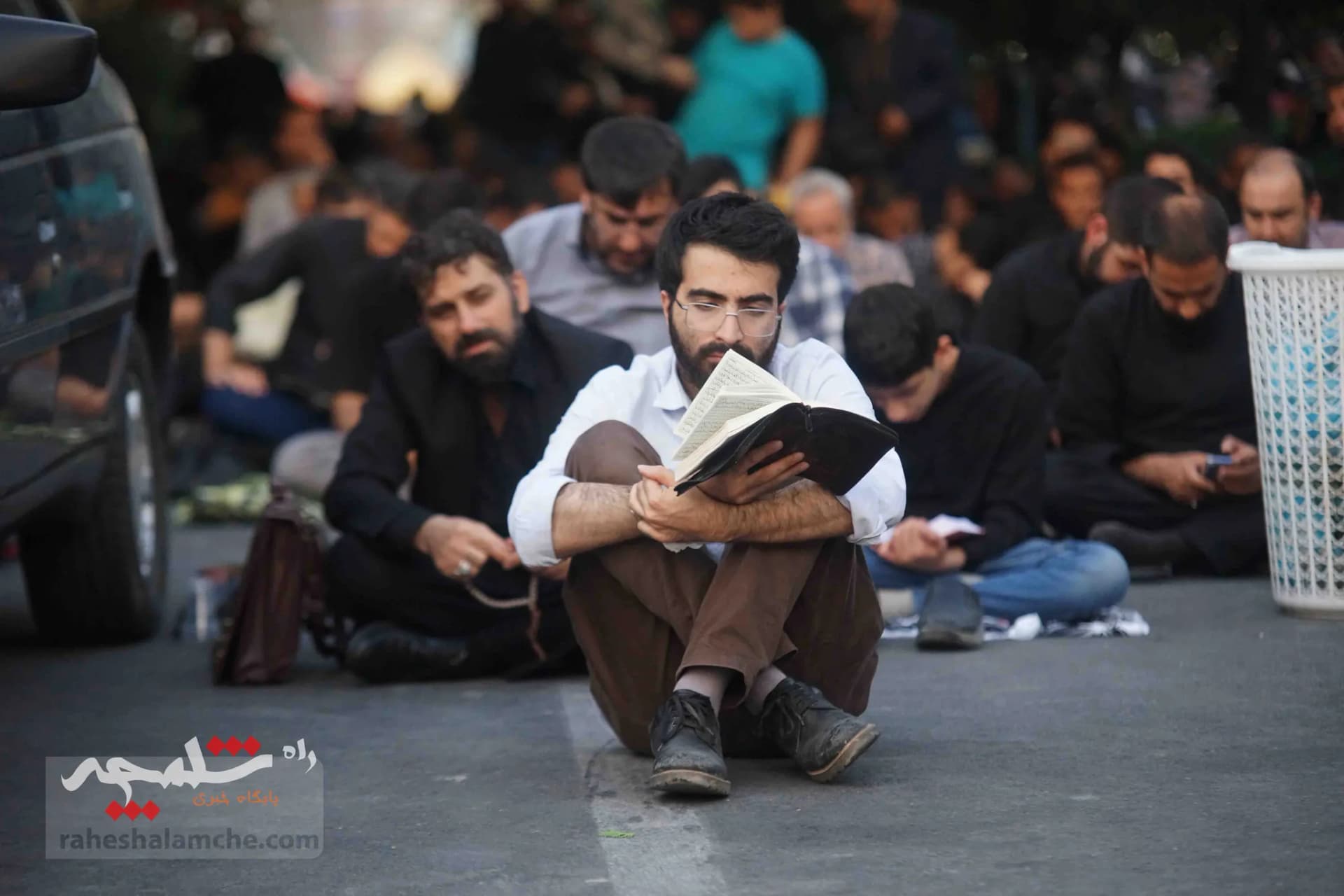 طنین دعای پرفیض عرفه در خیابان 17 شهریور تهران — تصویر 1