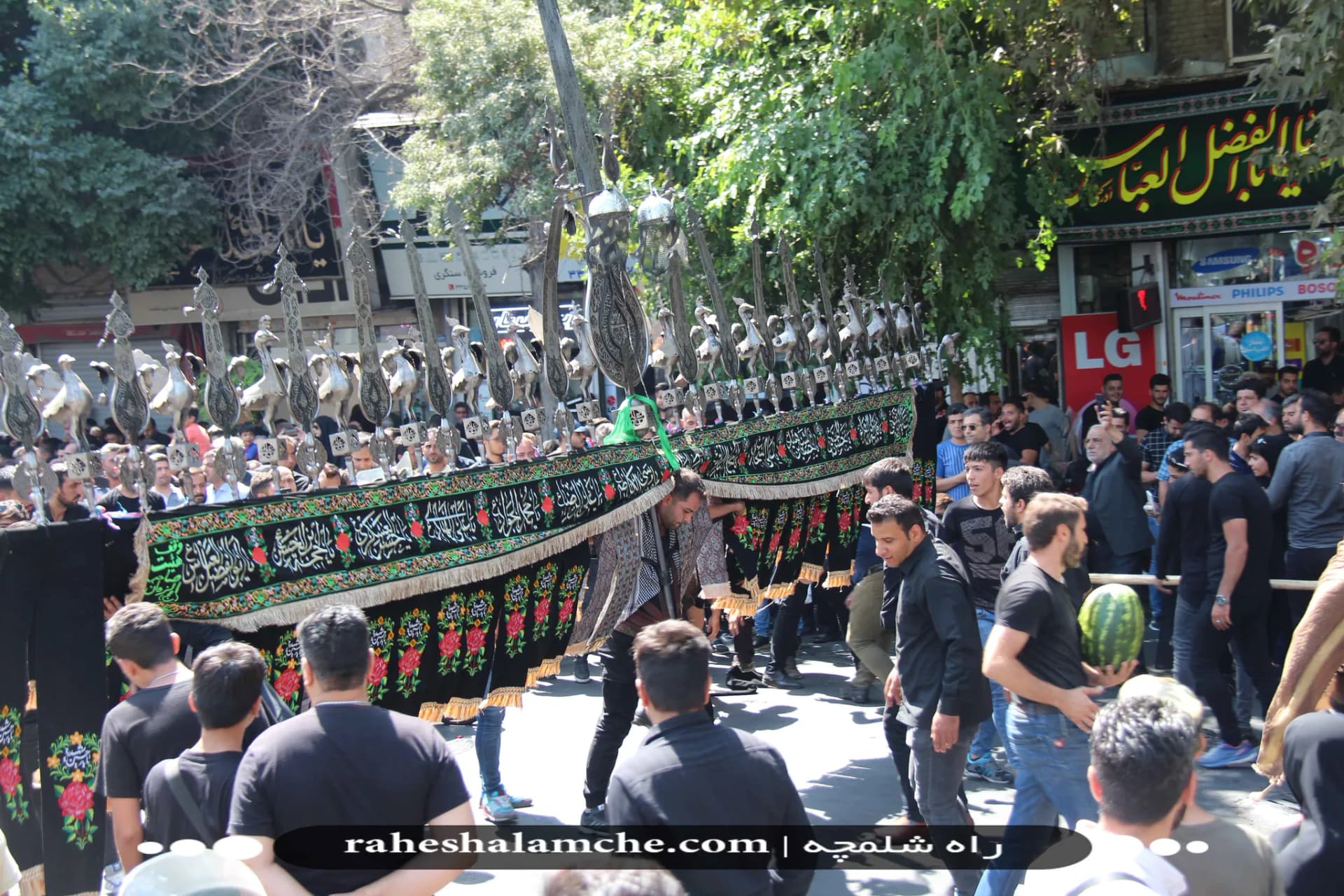 بزرگ ترین کاروان علامت کشی و دسته عزاداری بنیاسد در تهران/ تصاویر — تصویر 51