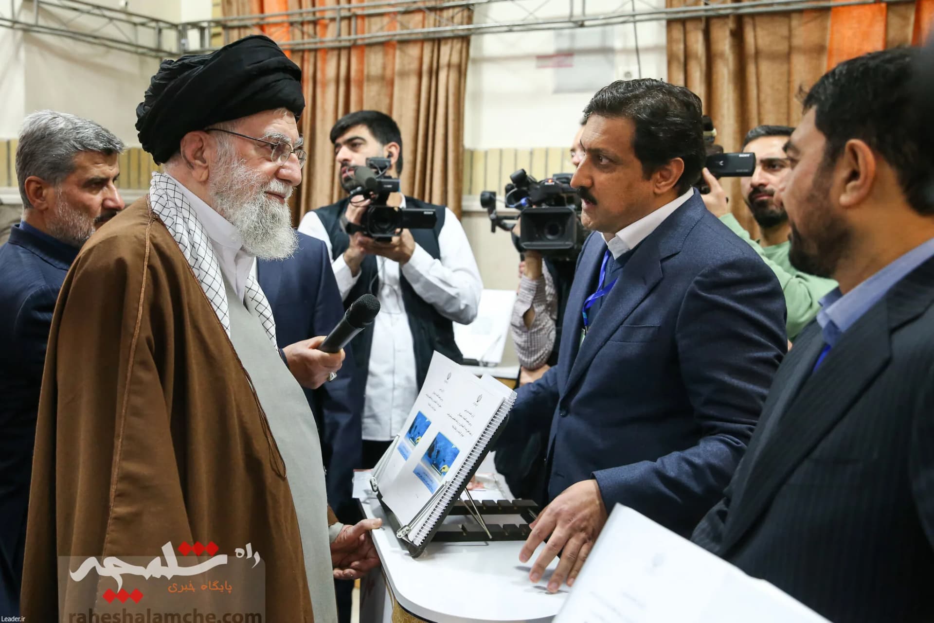 بازدید رهبر انقلاب از نمایشگاه توانمندیها و دستاوردهای بخش خصوصی +تصاویر — تصویر 64