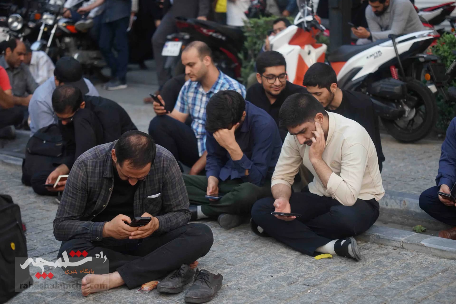طنین دعای پرفیض عرفه در خیابان 17 شهریور تهران — تصویر 4