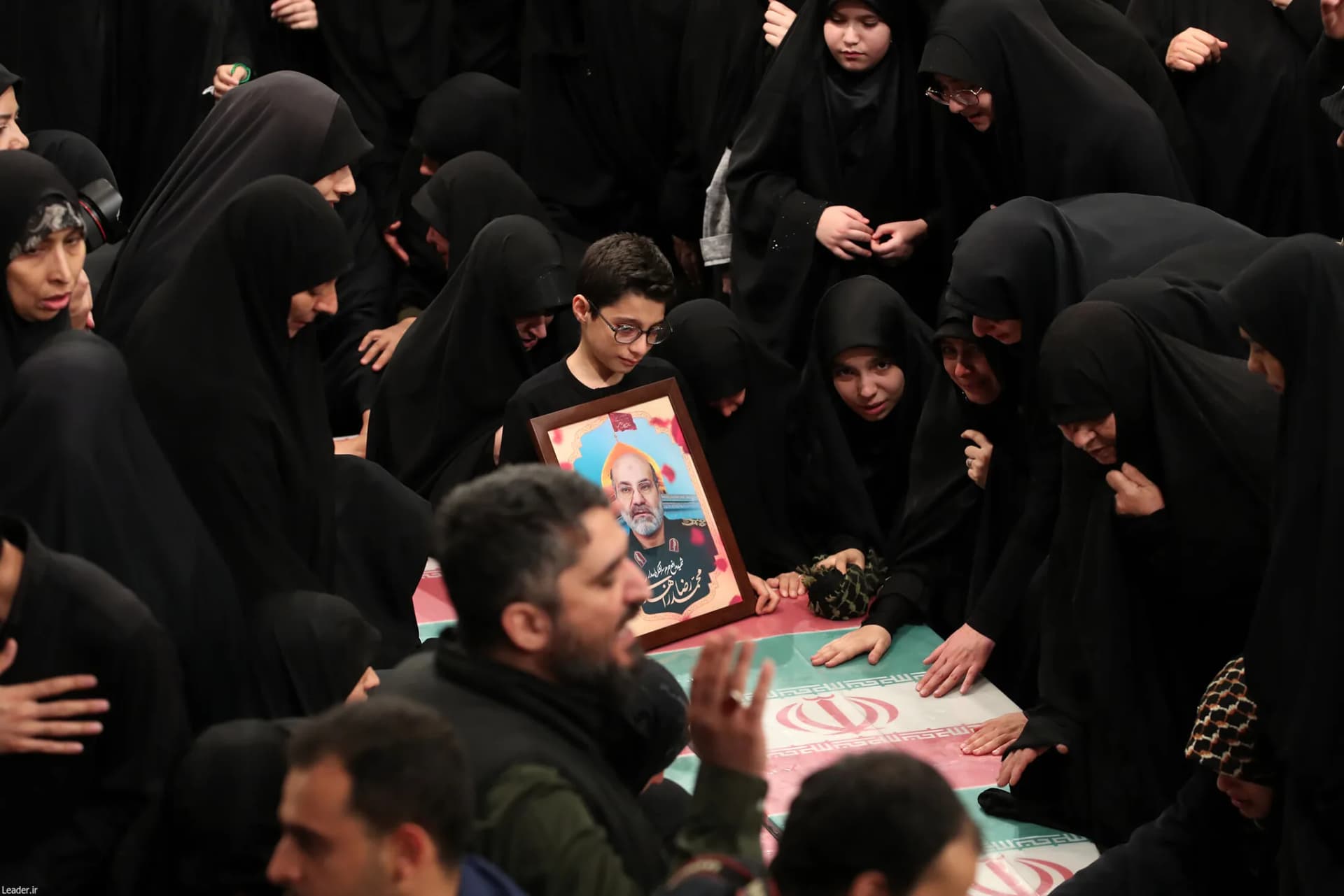 اقامه نماز رهبر انقلاب بر پیکر ۷ شهید راه قدس +تصاویر — تصویر 16