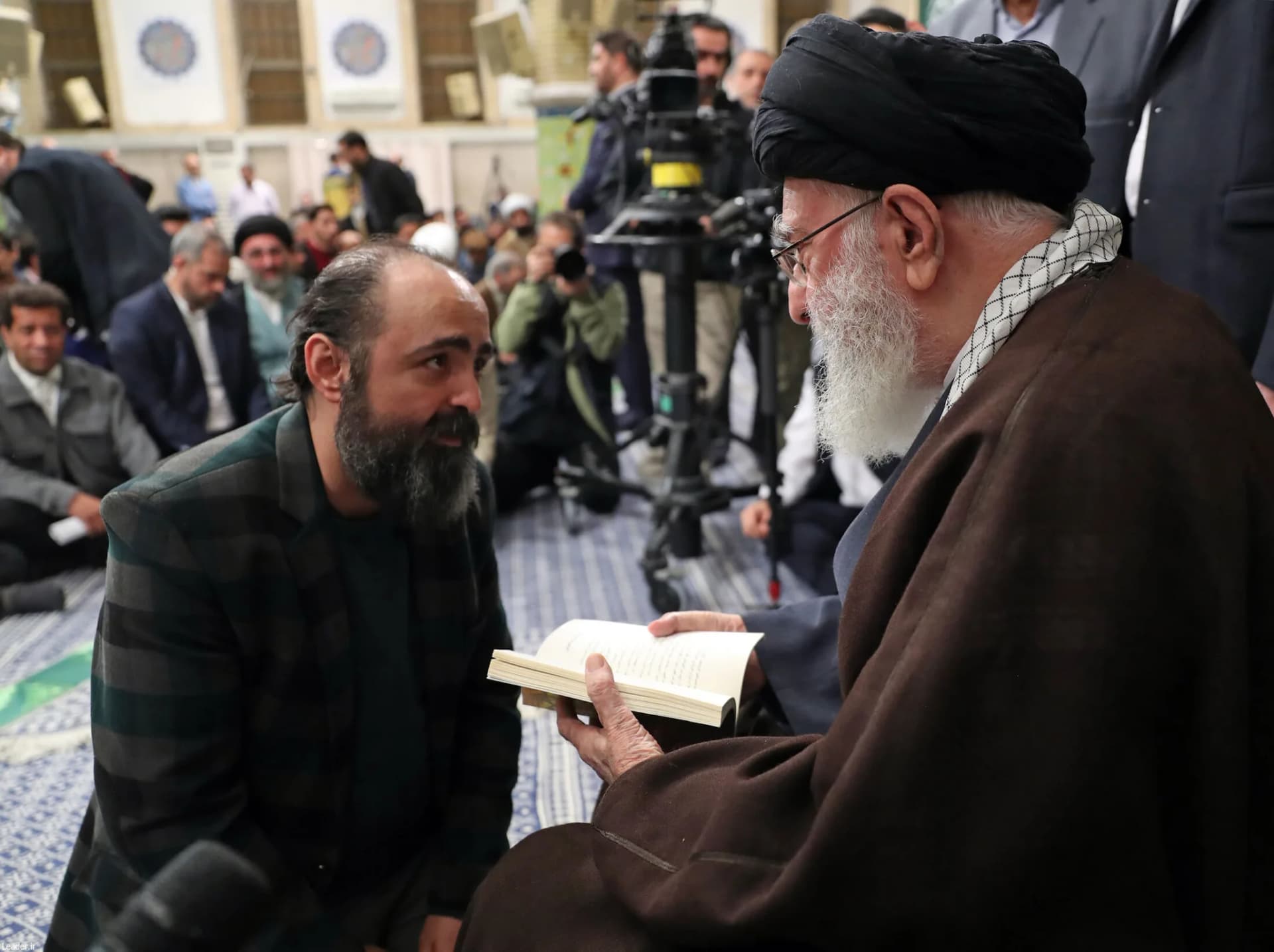 دیدار شاعران با رهبر انقلاب +تصاویر — تصویر 19
