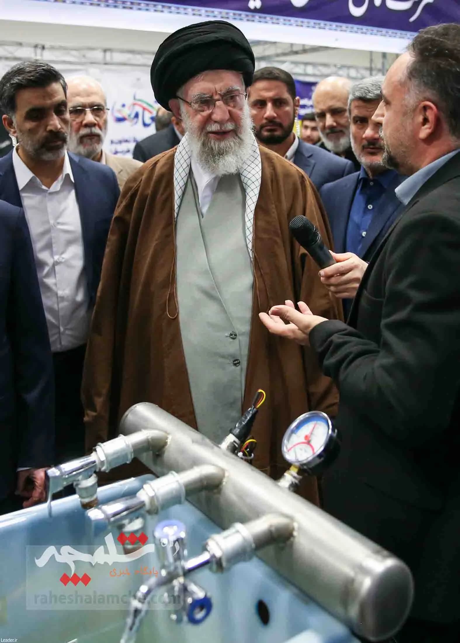 بازدید رهبر انقلاب از نمایشگاه توانمندیها و دستاوردهای بخش خصوصی +تصاویر — تصویر 34