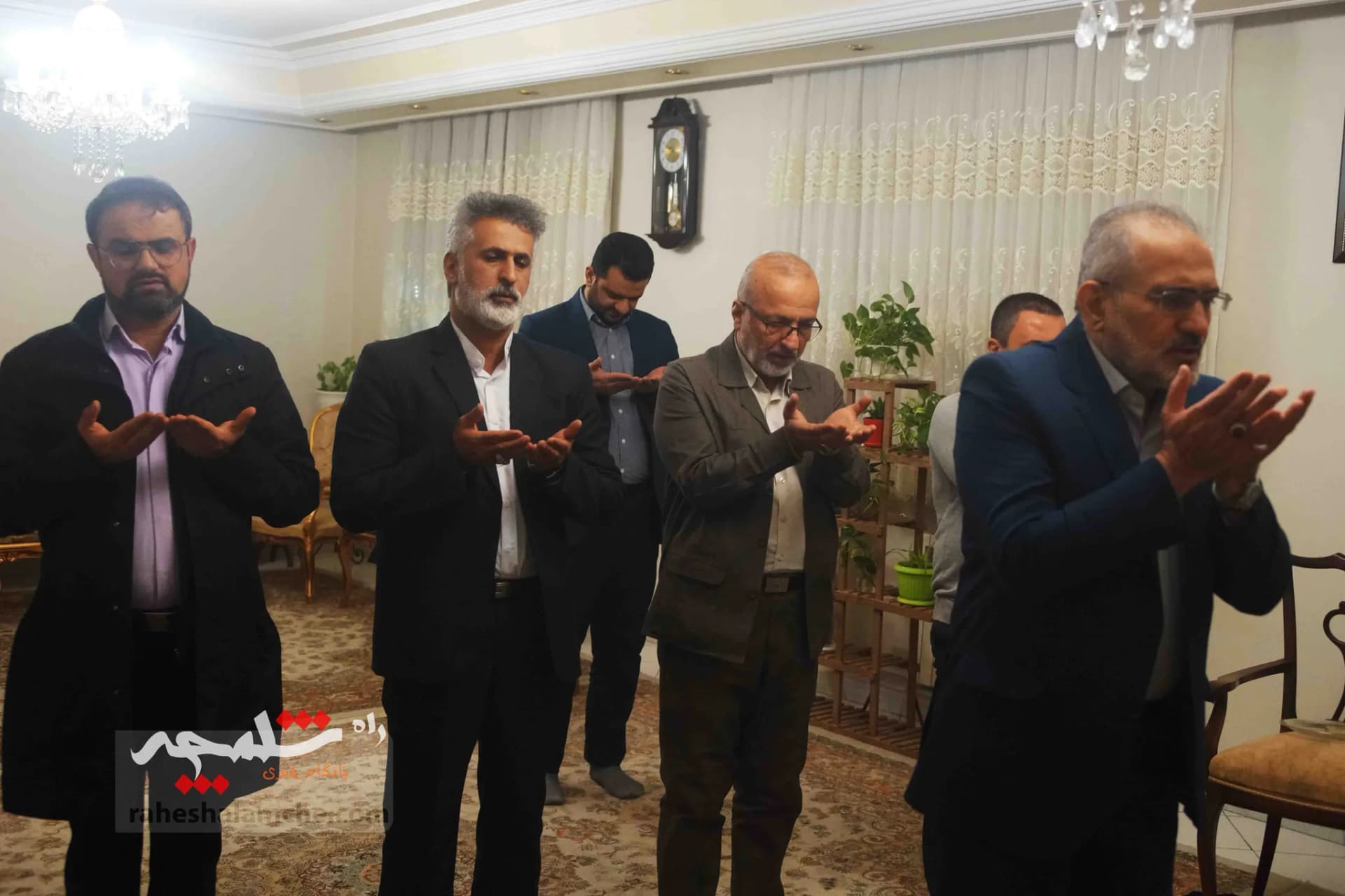 حضور سیدمحمد حسینی در منزل سه شهید +تصاویر — تصویر 3