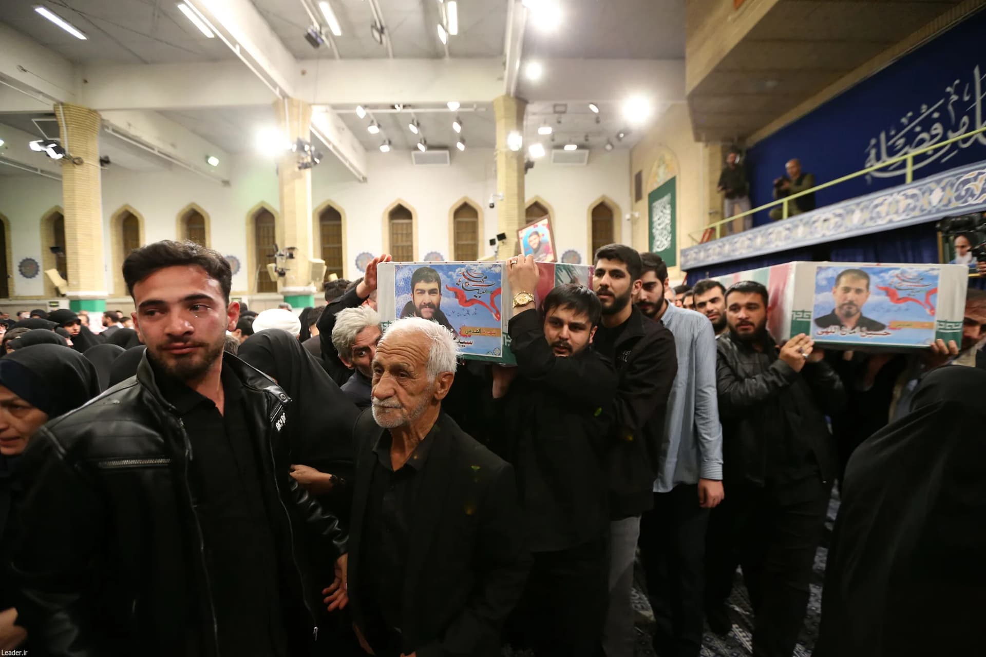 اقامه نماز رهبر انقلاب بر پیکر ۷ شهید راه قدس +تصاویر — تصویر 32