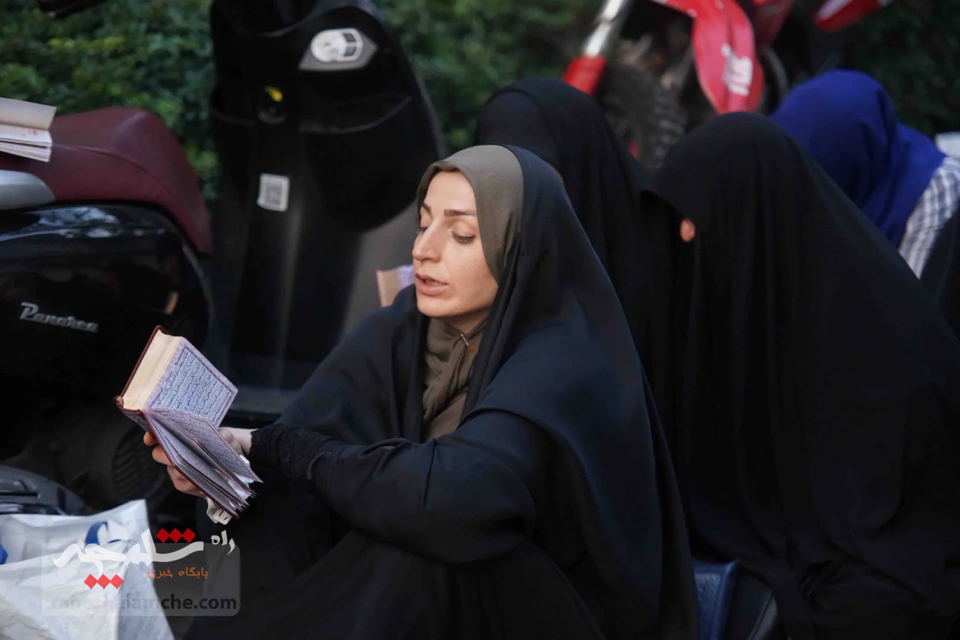 طنین دعای پرفیض عرفه در خیابان 17 شهریور تهران — تصویر 6