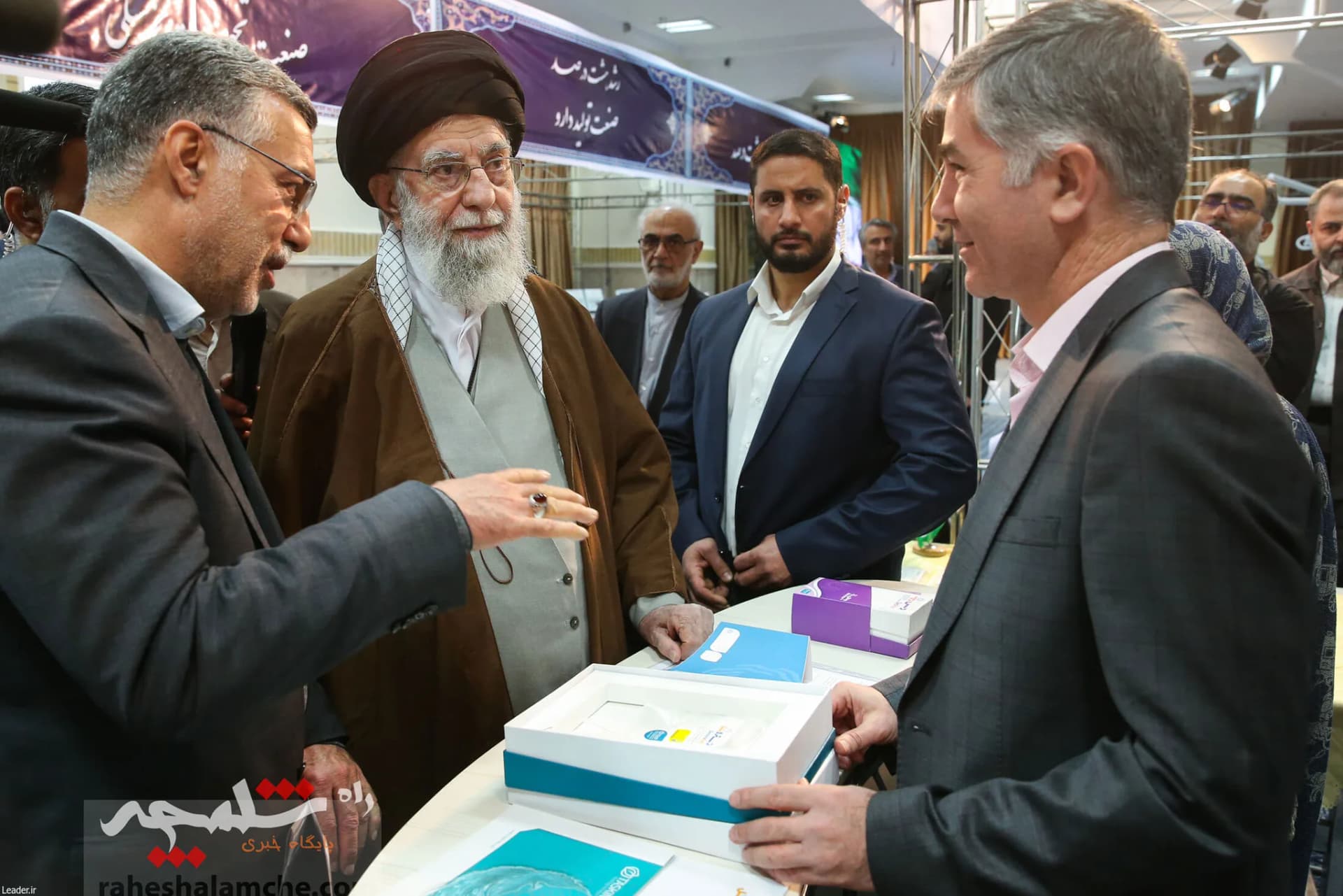 بازدید رهبر انقلاب از نمایشگاه توانمندیها و دستاوردهای بخش خصوصی +تصاویر — تصویر 14