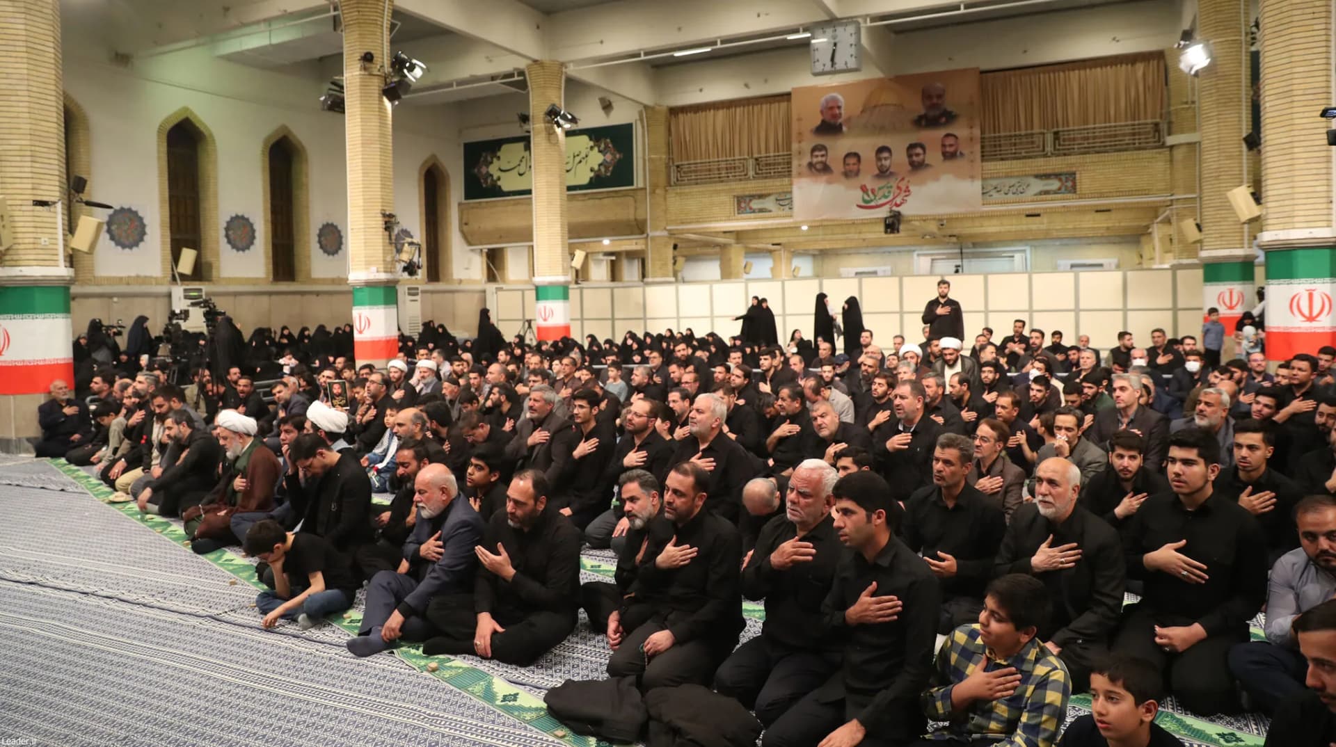 اقامه نماز رهبر انقلاب بر پیکر ۷ شهید راه قدس +تصاویر — تصویر 21