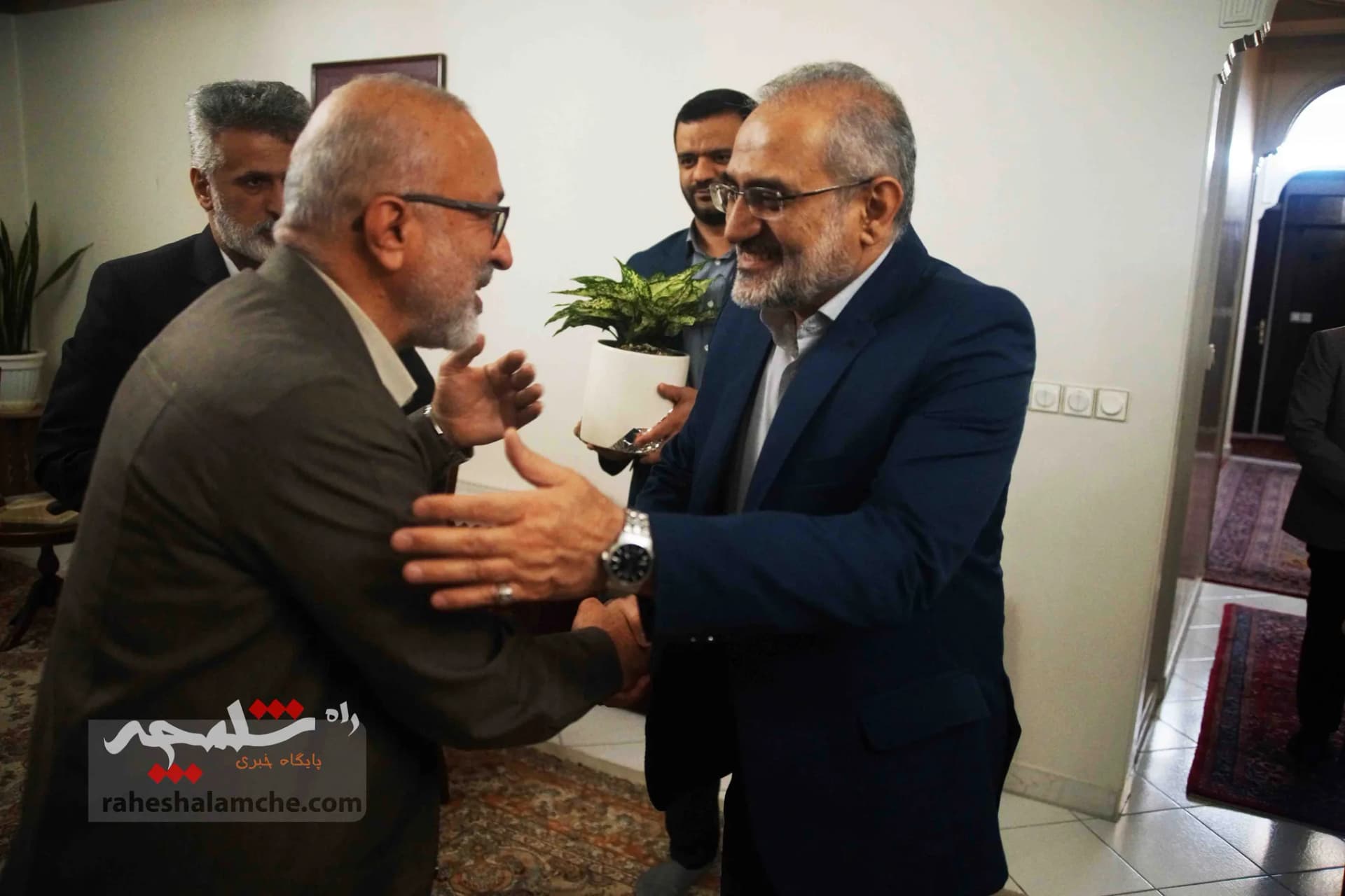 حضور سیدمحمد حسینی در منزل سه شهید +تصاویر — تصویر 1