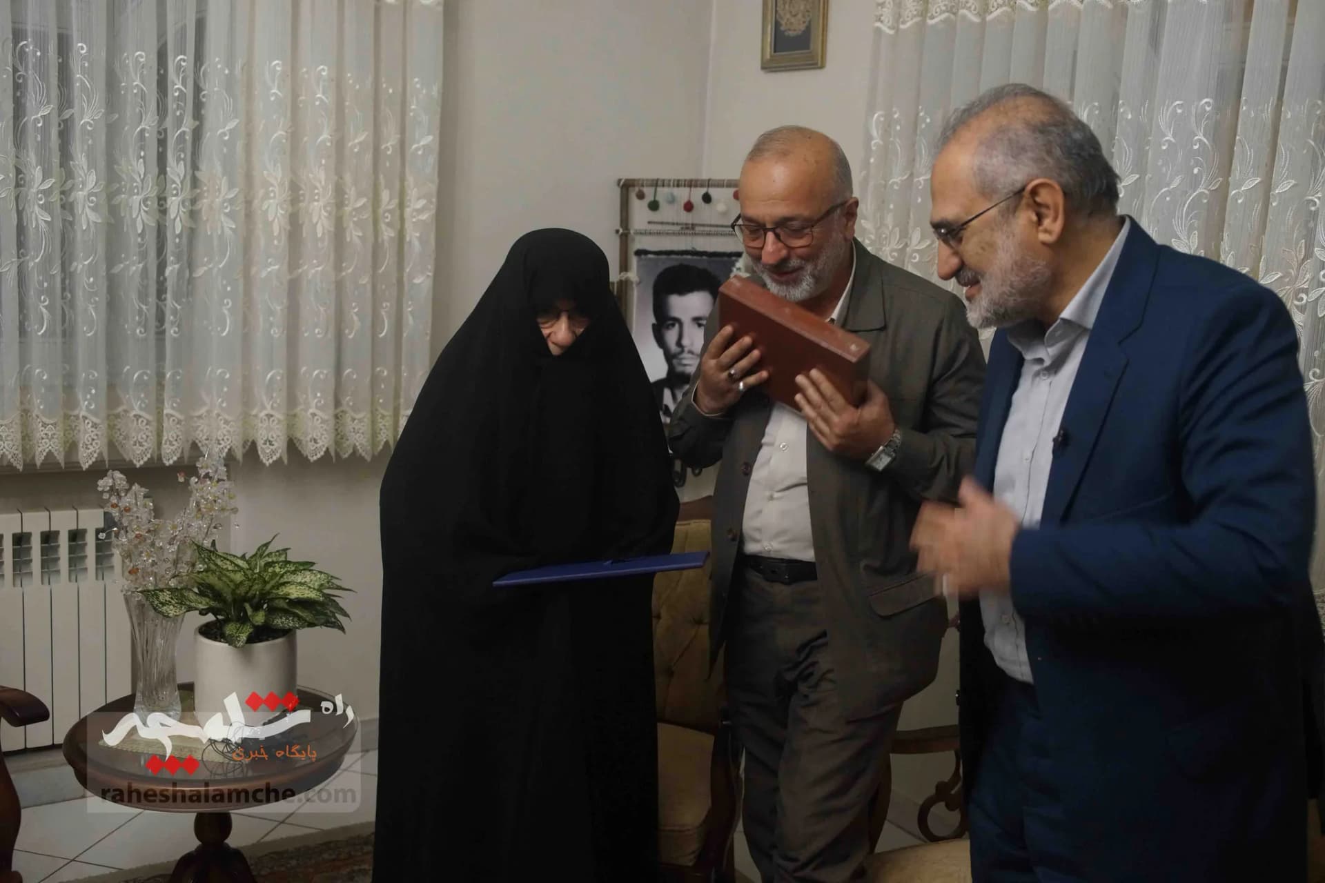 حضور سیدمحمد حسینی در منزل سه شهید +تصاویر — تصویر 21