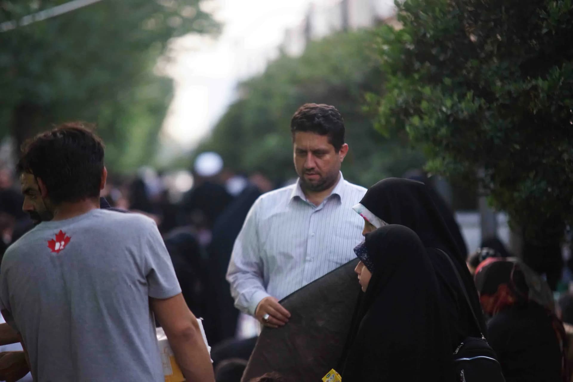 طنین دعای پرفیض عرفه در خیابان 17 شهریور تهران — تصویر 16