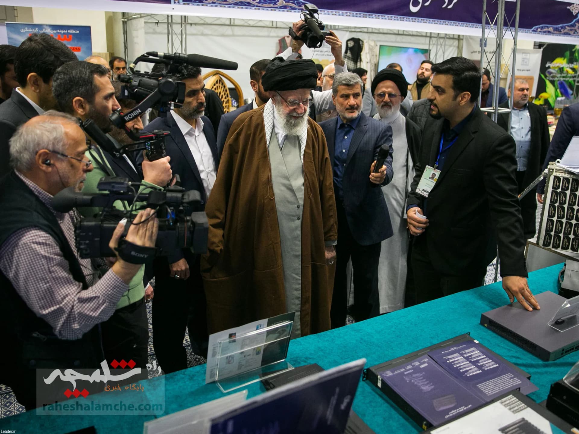 بازدید رهبر انقلاب از نمایشگاه توانمندیها و دستاوردهای بخش خصوصی +تصاویر — تصویر 29