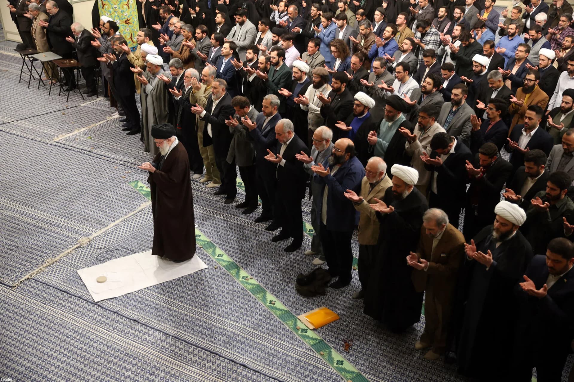 دیدار شاعران با رهبر انقلاب +تصاویر — تصویر 1
