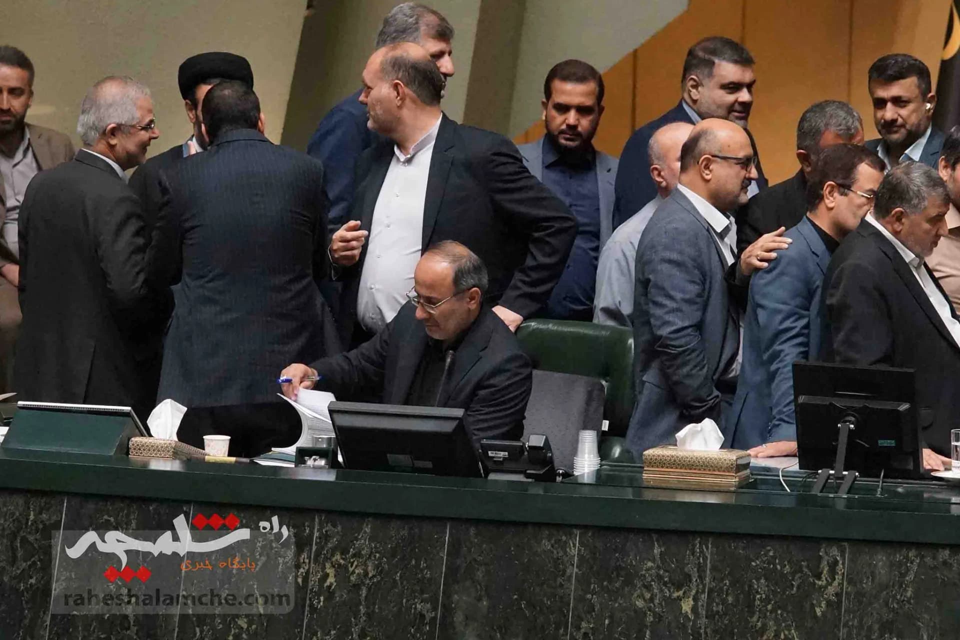 تحصن نمایندگان شمالی در صحن علنی امروز مجلس +تصاویر — تصویر 13