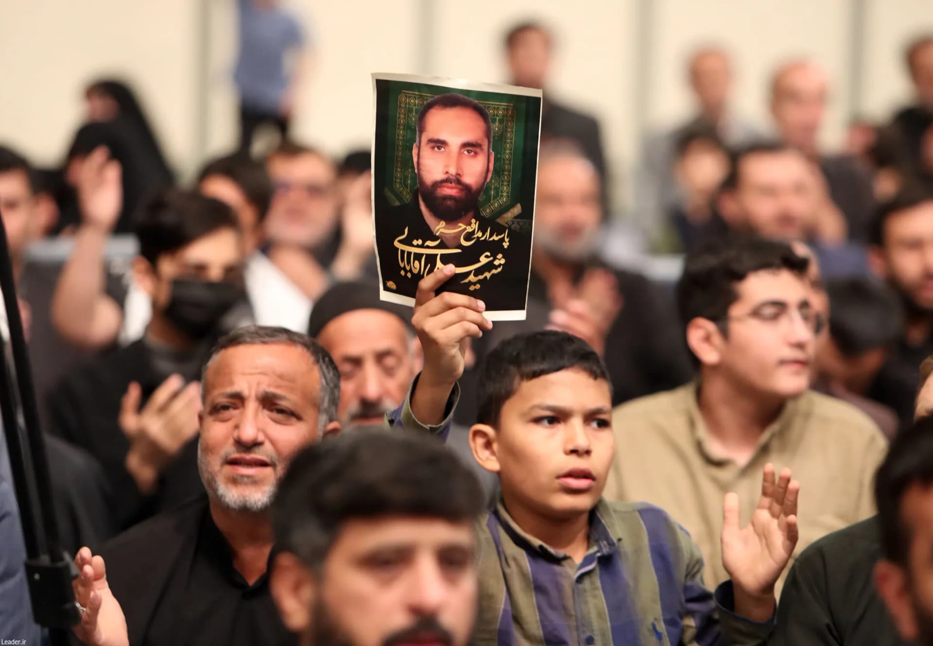اقامه نماز رهبر انقلاب بر پیکر ۷ شهید راه قدس +تصاویر — تصویر 9