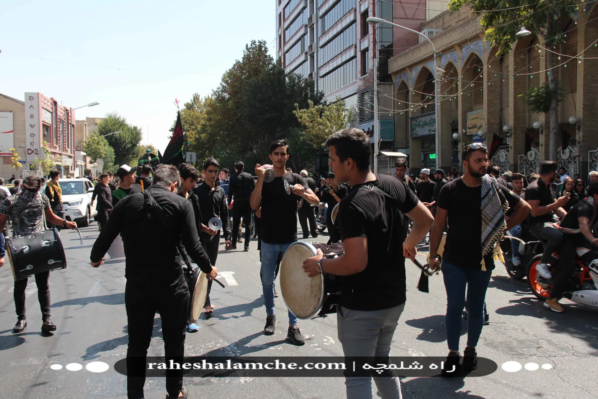 بزرگ ترین کاروان علامت کشی و دسته عزاداری بنیاسد در تهران/ تصاویر — تصویر 31