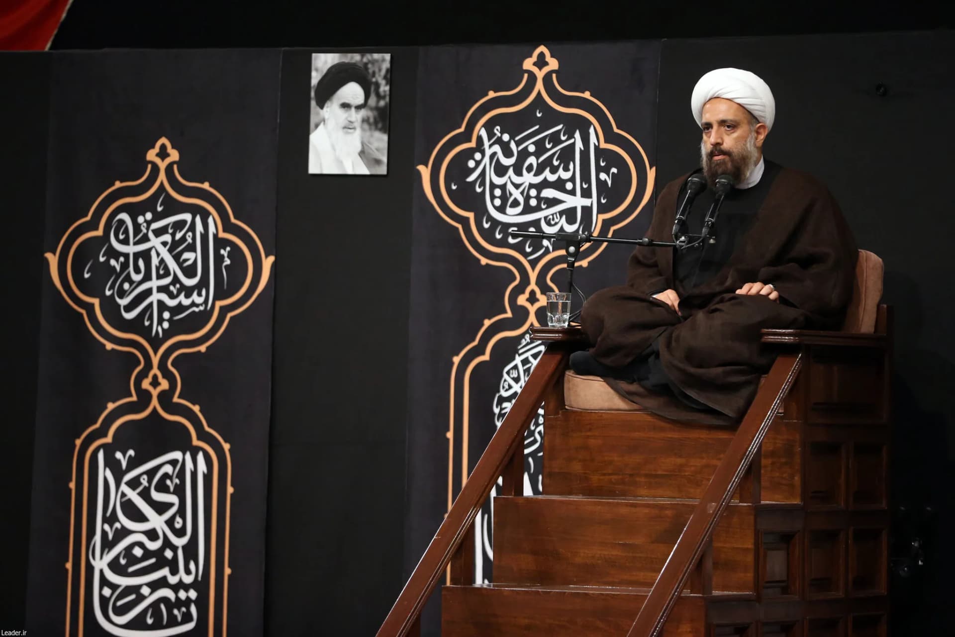 مراسم شام غریبان سیدالشهد(ع) با حضور رهبر انقلاب +تصاویر — تصویر 1