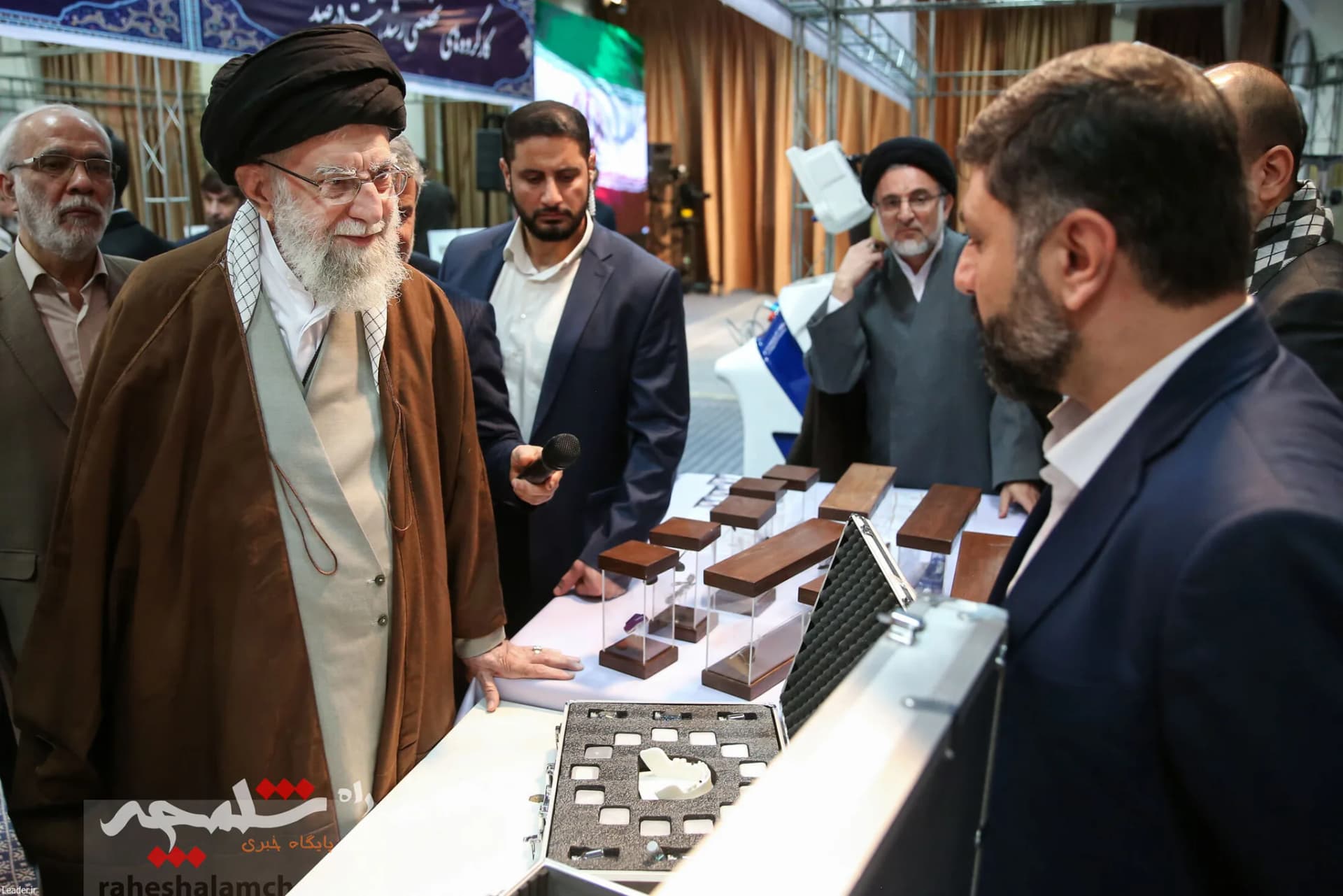 بازدید رهبر انقلاب از نمایشگاه توانمندیها و دستاوردهای بخش خصوصی +تصاویر — تصویر 42