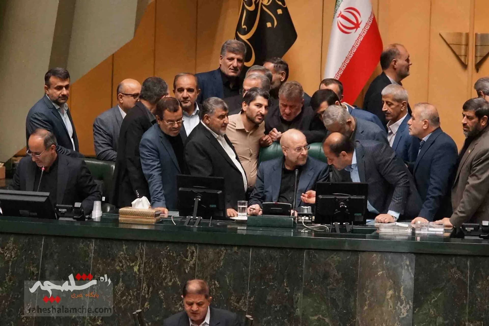 تحصن نمایندگان شمالی در صحن علنی امروز مجلس +تصاویر — تصویر 16