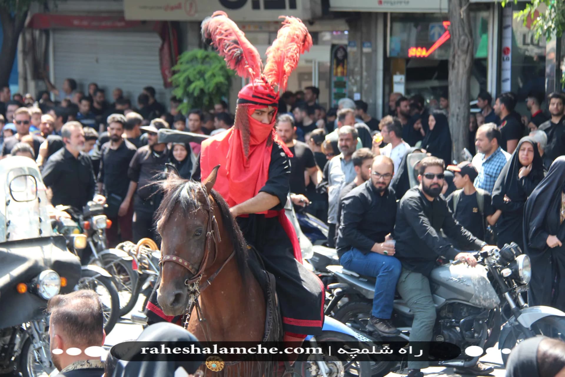 بزرگ ترین کاروان علامت کشی و دسته عزاداری بنیاسد در تهران/ تصاویر — تصویر 29