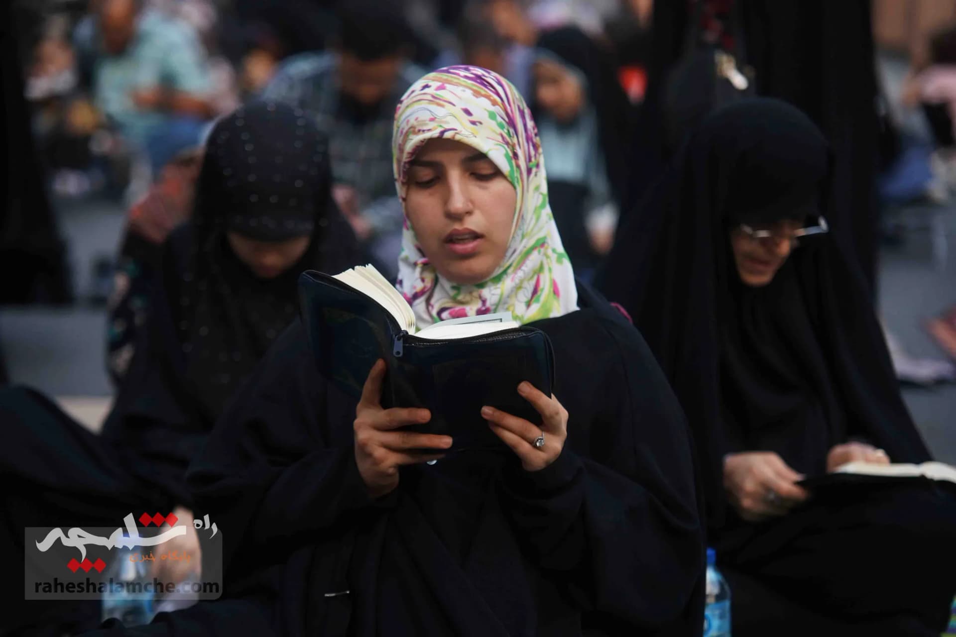 طنین دعای پرفیض عرفه در خیابان 17 شهریور تهران — تصویر 24