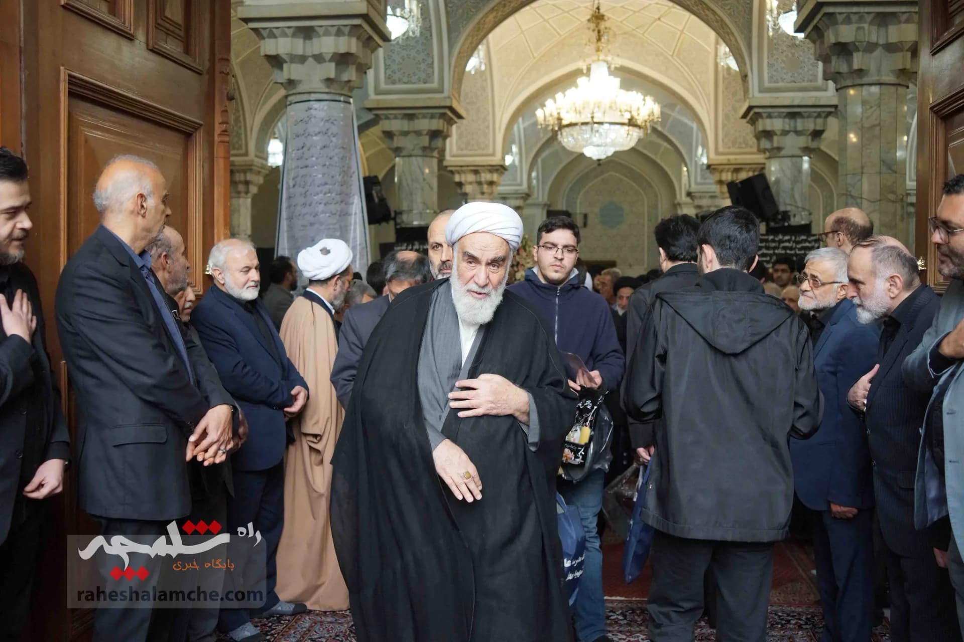 همه شخصیتهایی که در مراسم ترحیم آیتالله امام کاشانی حضور داشتند +تصاویر — تصویر 80