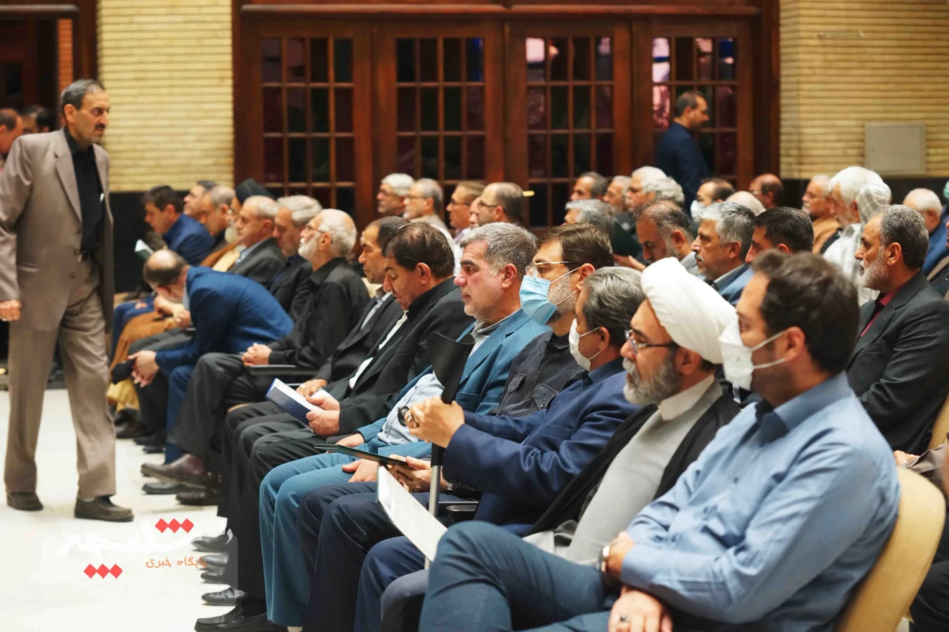 همه شخصیتهایی که در مراسم ختم مادر زریبافان شرکت کرده بودند +تصاویر — تصویر 29