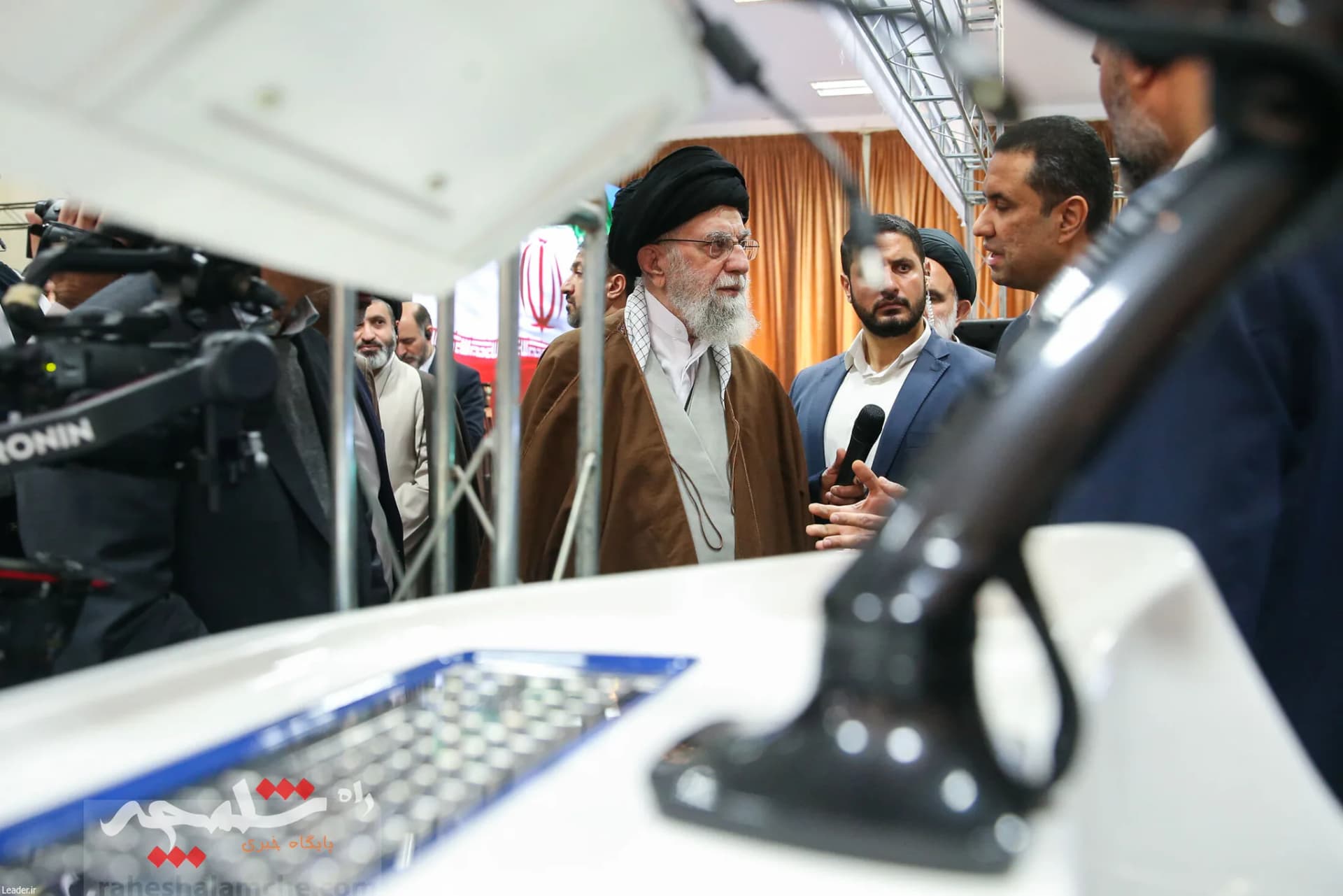 بازدید رهبر انقلاب از نمایشگاه توانمندیها و دستاوردهای بخش خصوصی +تصاویر — تصویر 19