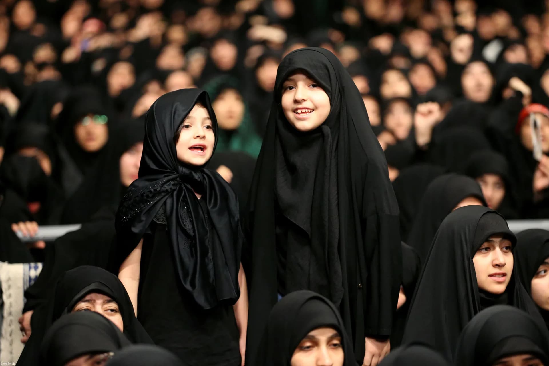مراسم شام غریبان سیدالشهد(ع) با حضور رهبر انقلاب +تصاویر — تصویر 38
